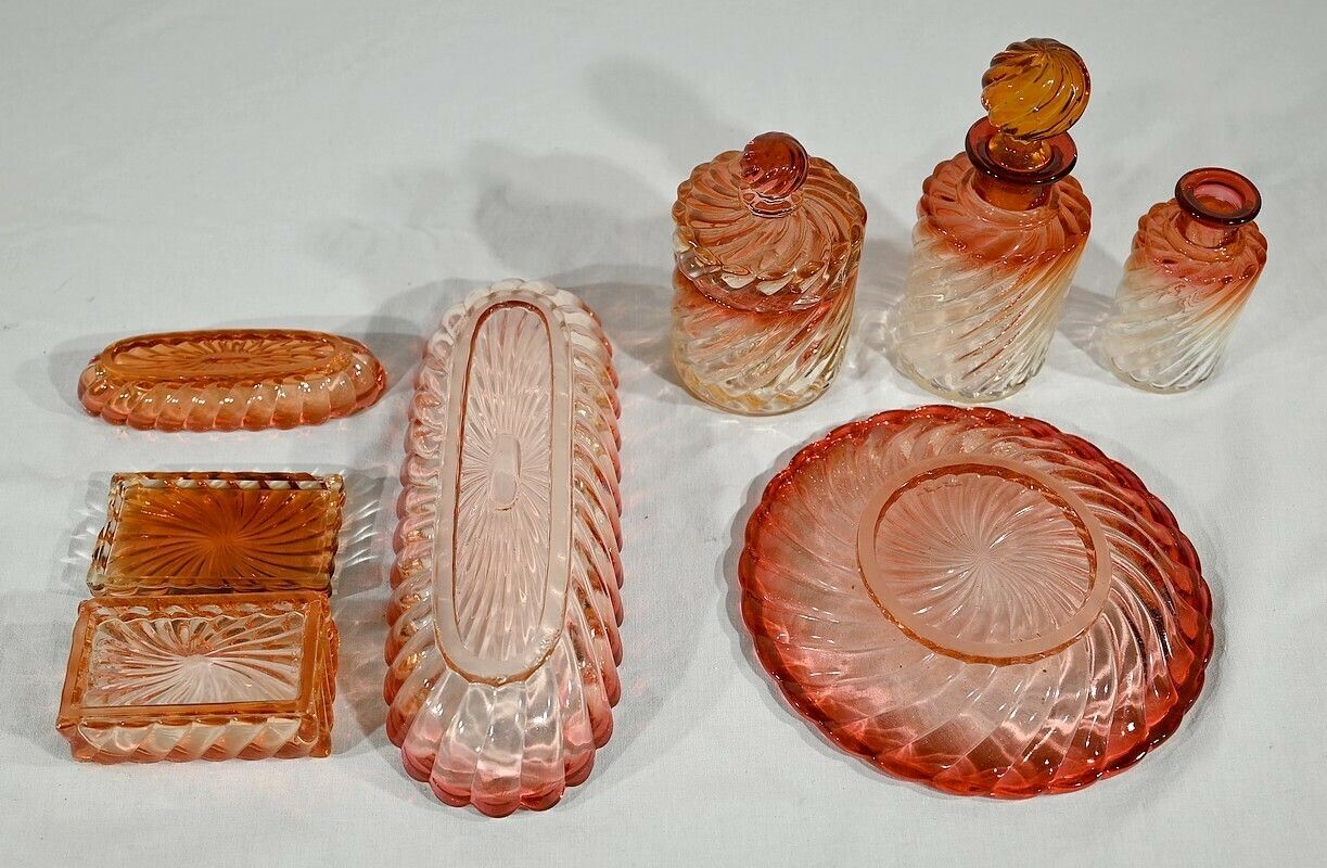 photo furniture “Bambou Tors” Toilet Set In Baccarat Crystal – Late 19th Century