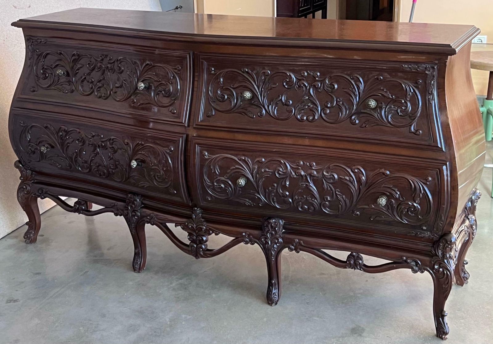 Commode double bombée en noyer sculpté de style Louis XV provincial français, XIXe siècle photo vinterior