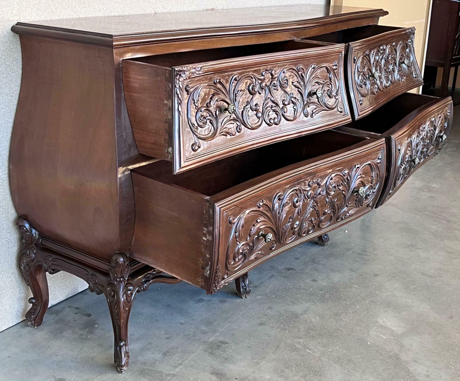 Commode double bombée en noyer sculpté de style Louis XV provincial français, XIXe siècle photo vintage