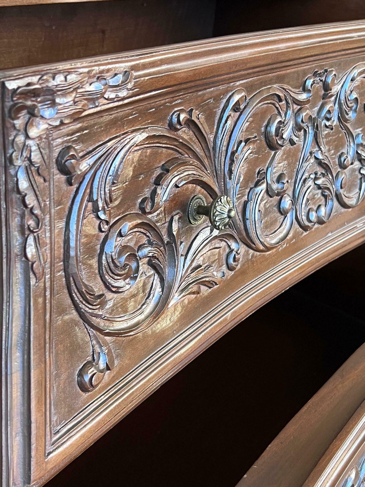 photo for sale Commode double bombée en noyer sculpté de style Louis XV provincial français, XIXe siècle