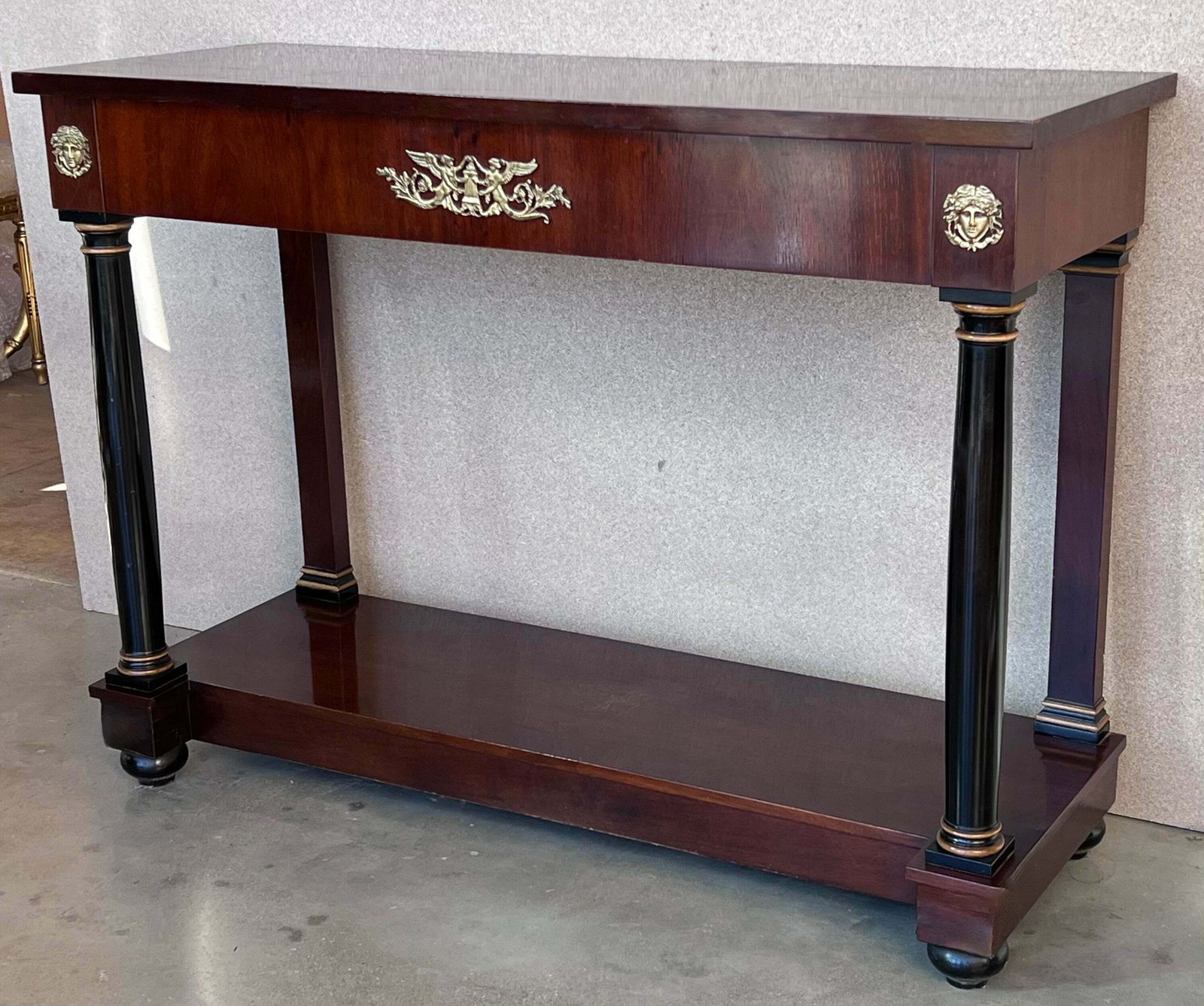 Console Biedermeier à colonnes ébonisées, montures en bronze et tiroir