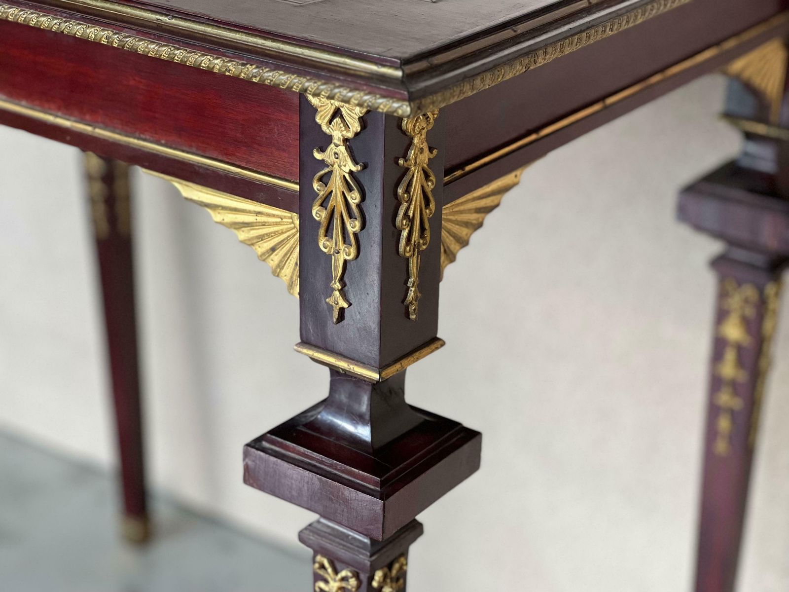 Table basse ou table d'appoint rectangulaire de style Empire, fin du XIXe siècle, dans le style de François Linke photo vinterior