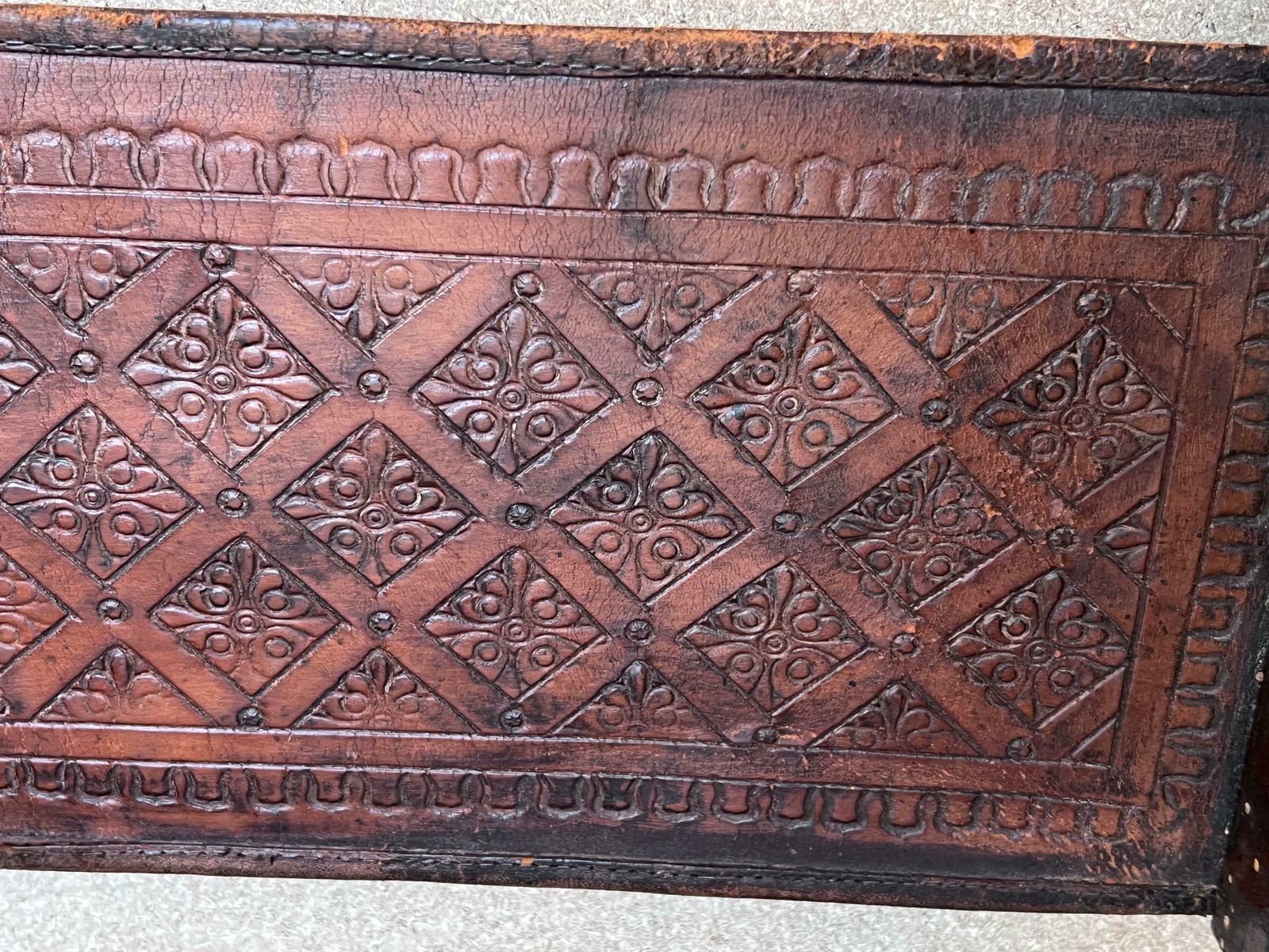 Mobilier Paire de bancs Savonarola pliant en noyer sculpté, XIXe siècle photo