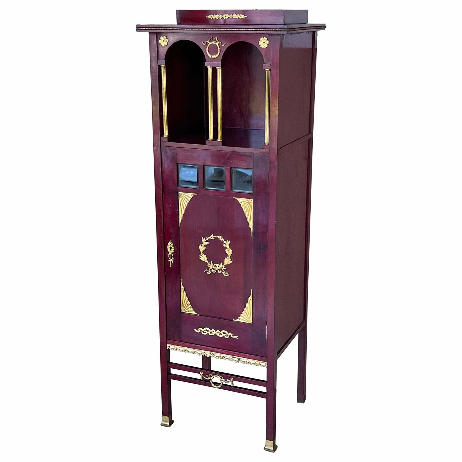 Piédestal vitrine de style Empire français à montures en ormolu, vers 1840