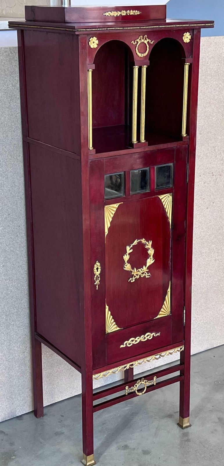 Piédestal vitrine de style Empire français à montures en ormolu, vers 1840 photo for sale