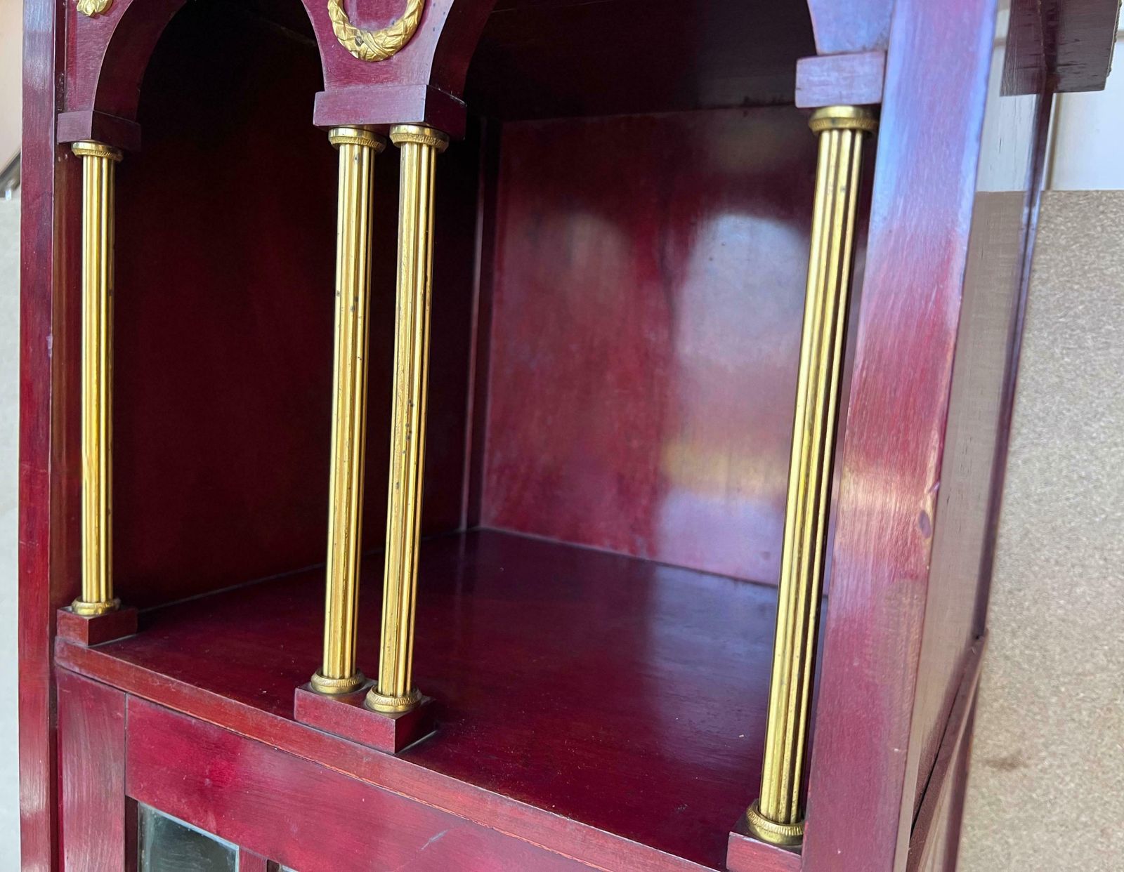 Piédestal vitrine de style Empire français à montures en ormolu, vers 1840 photo 1809.0