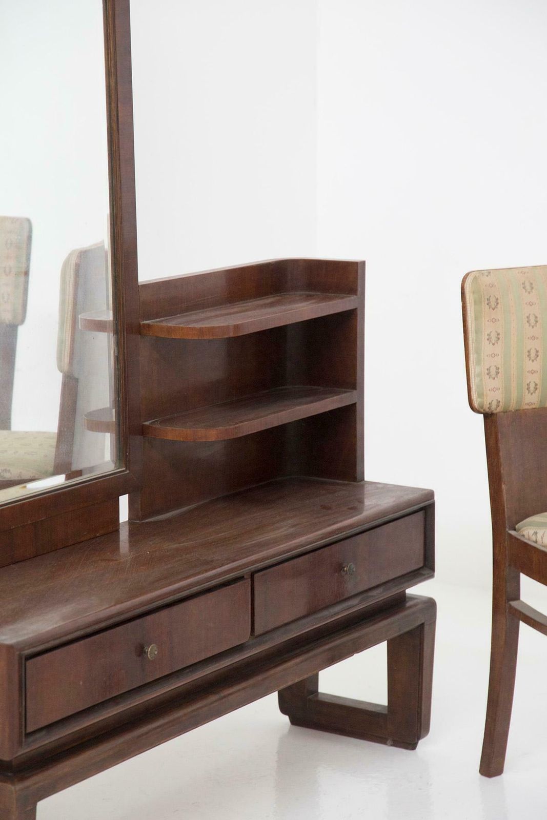 photo furniture Paolo Buffa Bedroom Set With Vanity Mirror, Armchairs And Ottoman