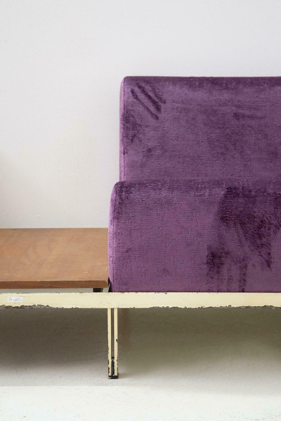 photo furniture Rare Set Of Vintage Sofas By Gianfranco Frattini In Purple Velvet