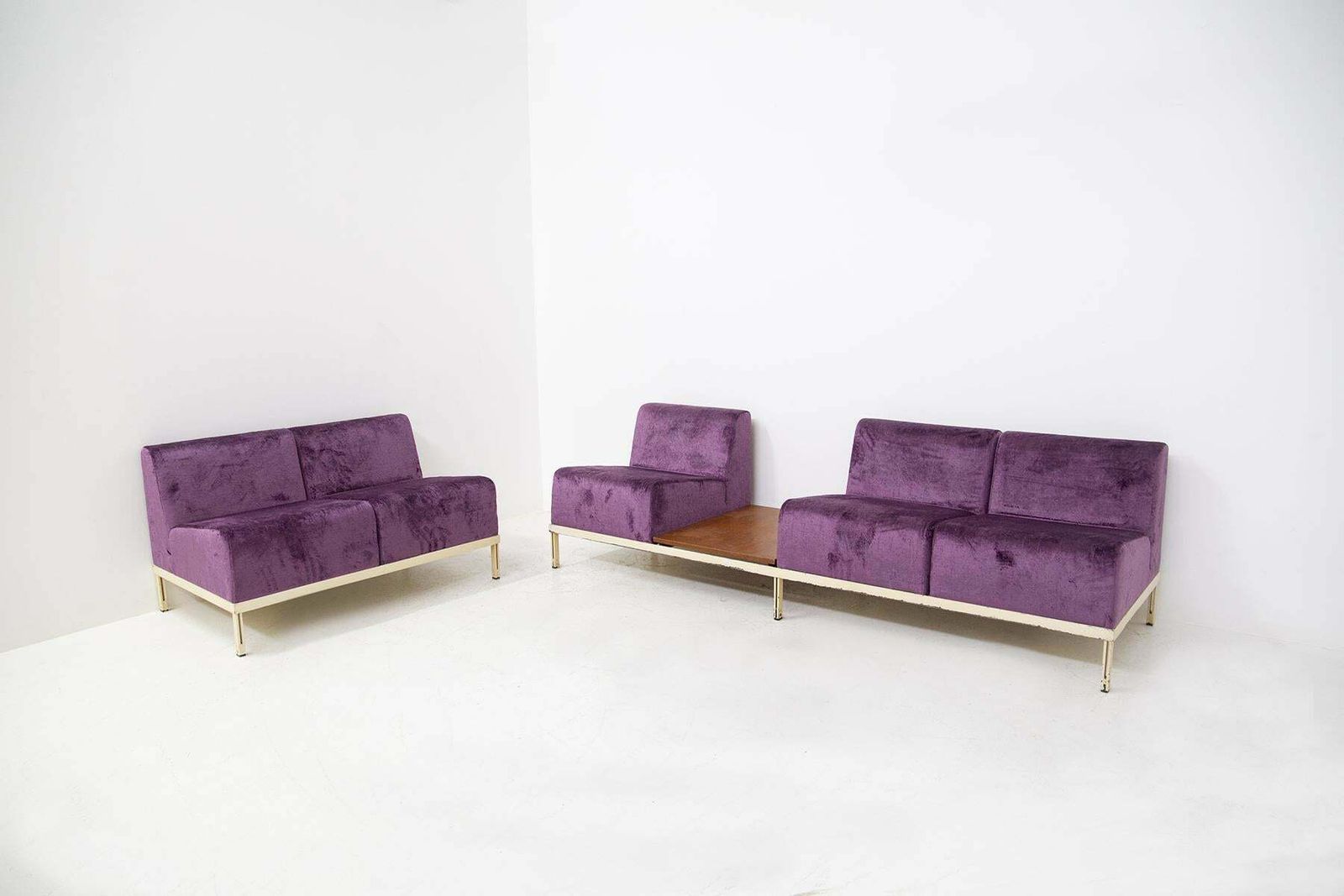 Furniture Rare Set Of Vintage Sofas By Gianfranco Frattini In Purple Velvet photo