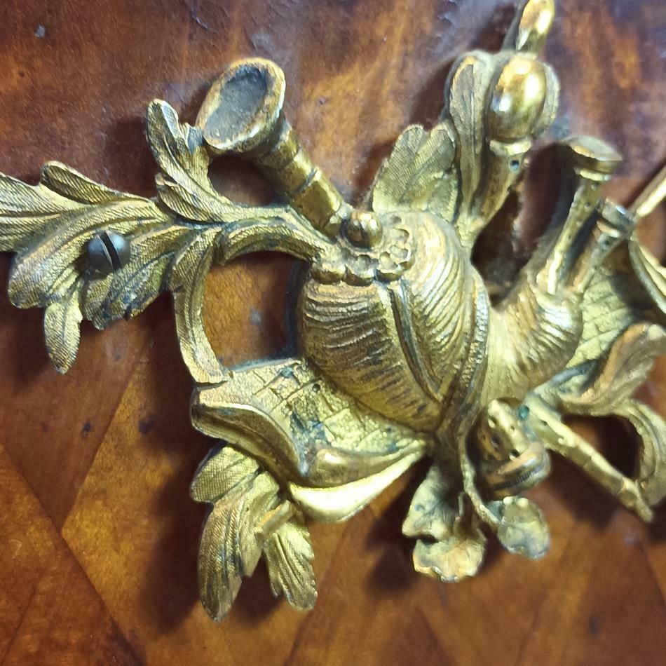 photo vintage A Late 19th Century Serpentine Satinwood Commode