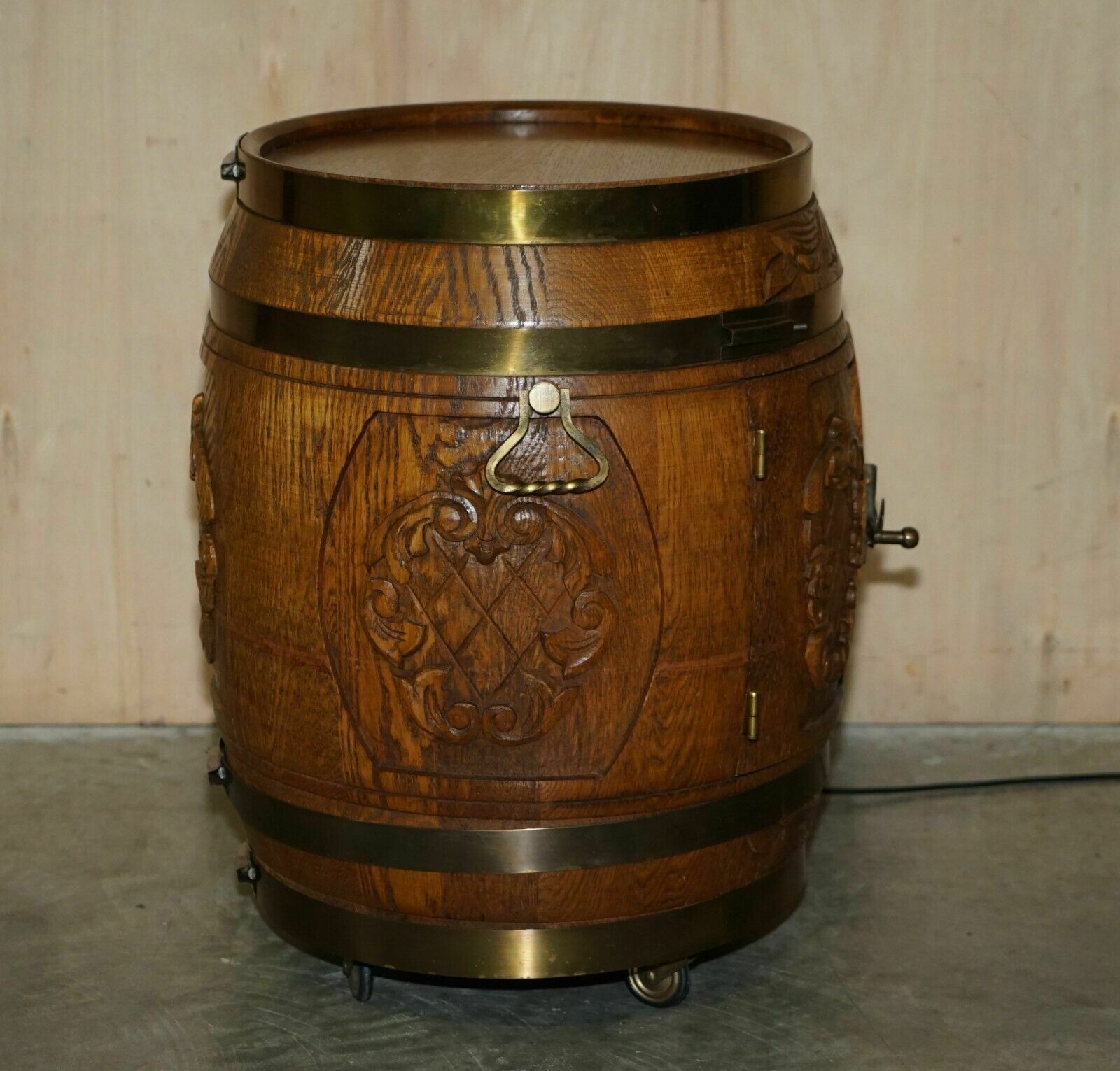 photo vinterior Pair Of Antique Carved Side Table Sized Barrels Made Into Bars / Drinks Holders