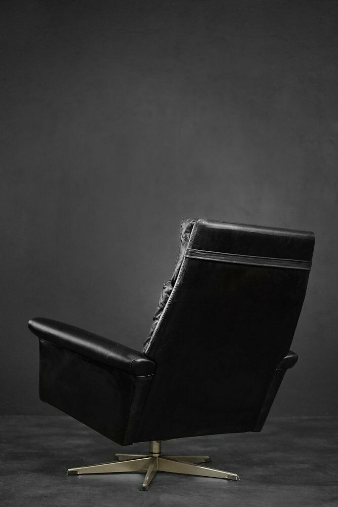 photo furniture Mid Century Danish Modern Minimalist Black Leather Swivel Armchair By Georg Thams, 1960s