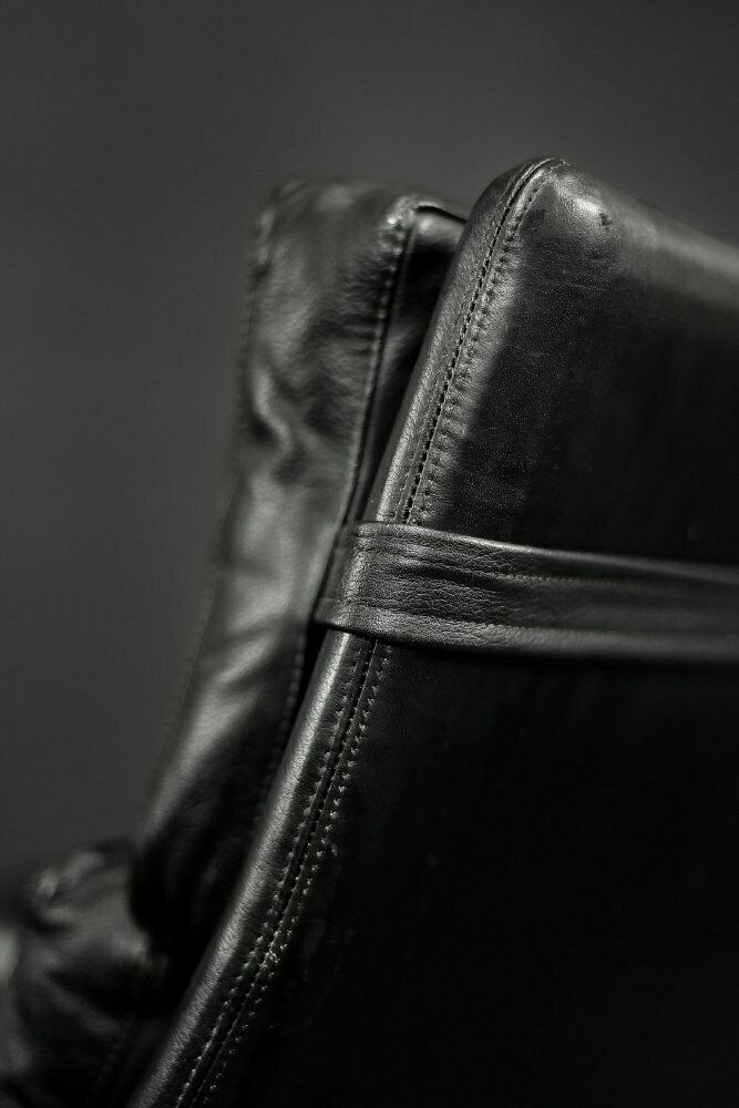 photo for sale Mid Century Danish Modern Minimalist Zwartleren Draaifauteuil Van Georg Thams, Jaren 1960