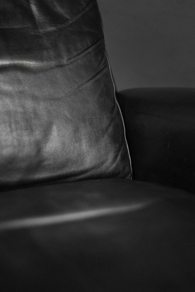 photo vintage Mid Century Danish Modern Minimalist Black Leather Swivel Armchair By Georg Thams, 1960s