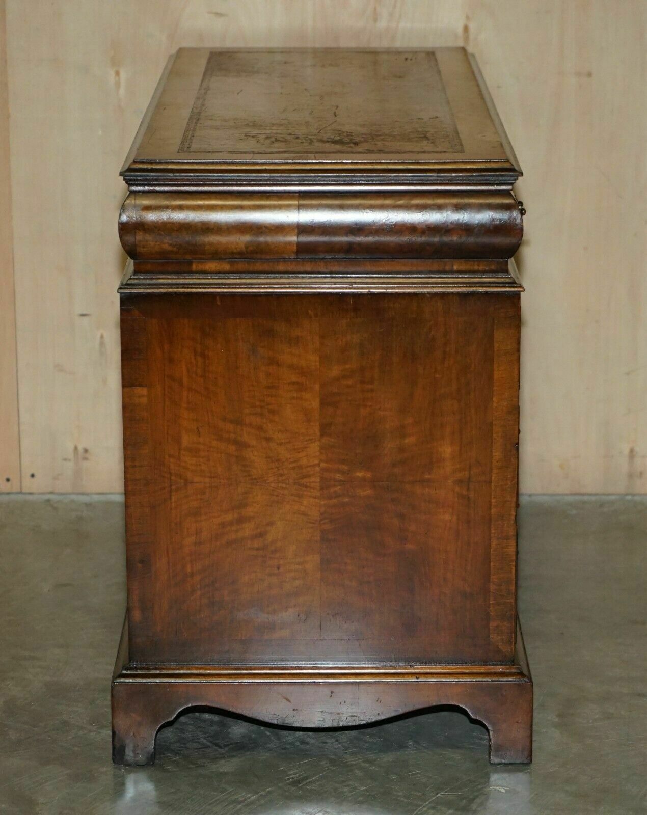 photo vinterior Lovely Antique Victorian Burr Walnut Cushion Drawer Brown Leather Partner Desk