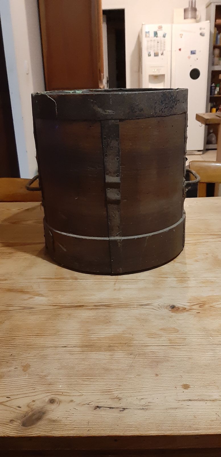 photo furniture Old 20th Century Utensil Measuring Grain Double Decalitre In Wood And Wrought Iron