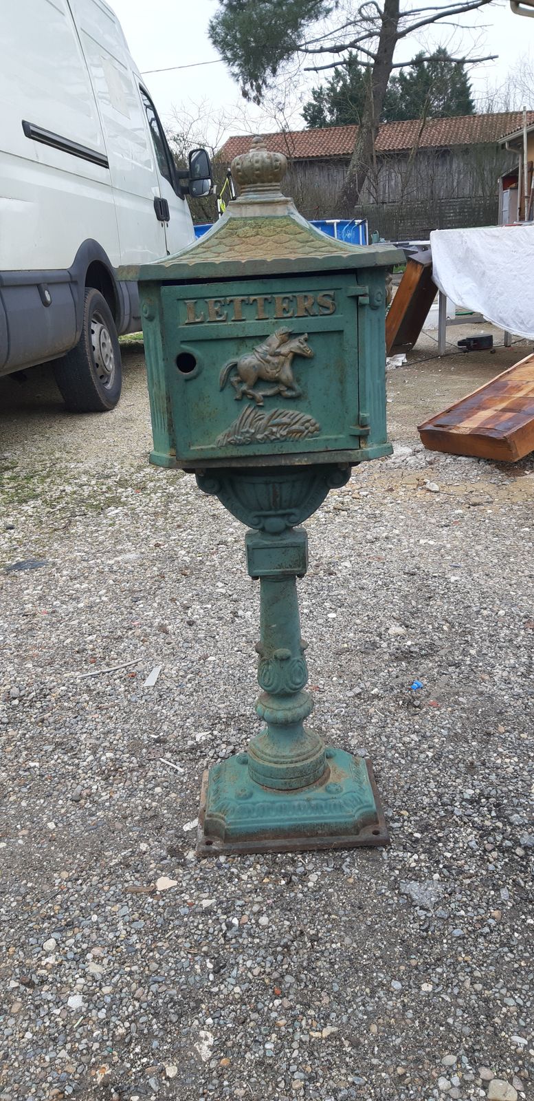 photo vinterior Victorian Cast Iron Mailbox, 1900s