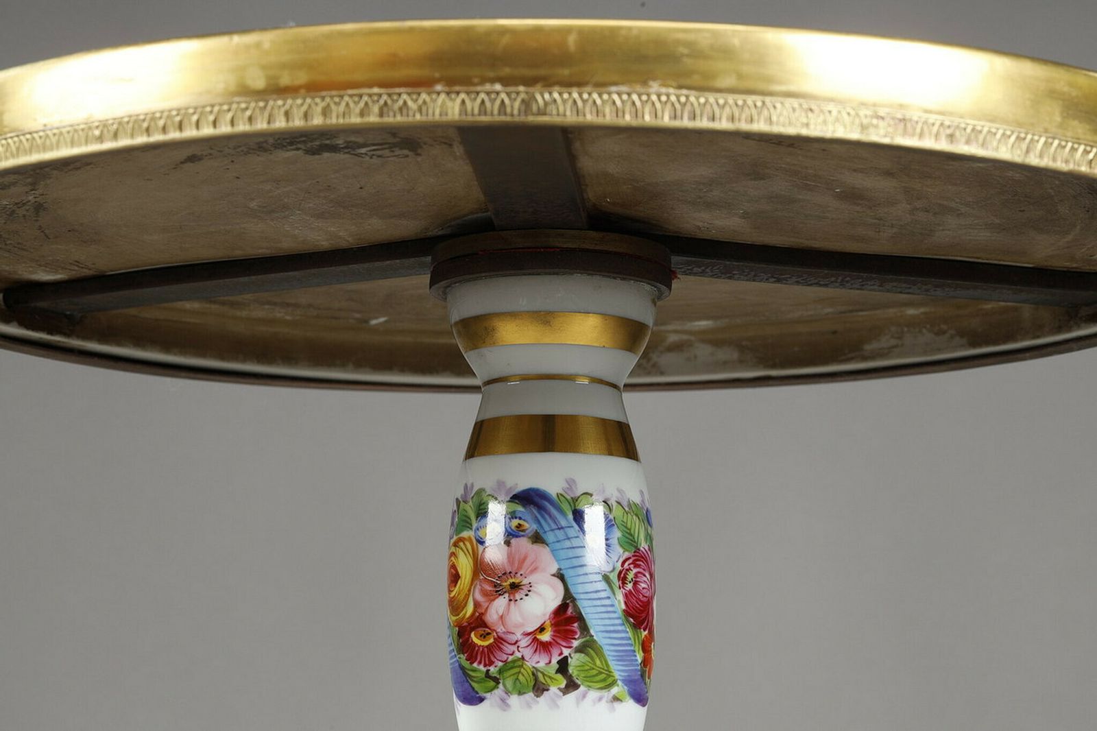 photo vintage Porcelain Pedestal Table "Allegory Of Music", 19th Century