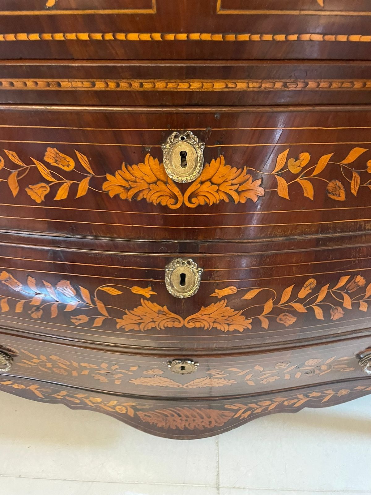 photo vinterior Antique 18th Century Quality Mahogany Floral Marquetry Inlaid Cylinder Bureau