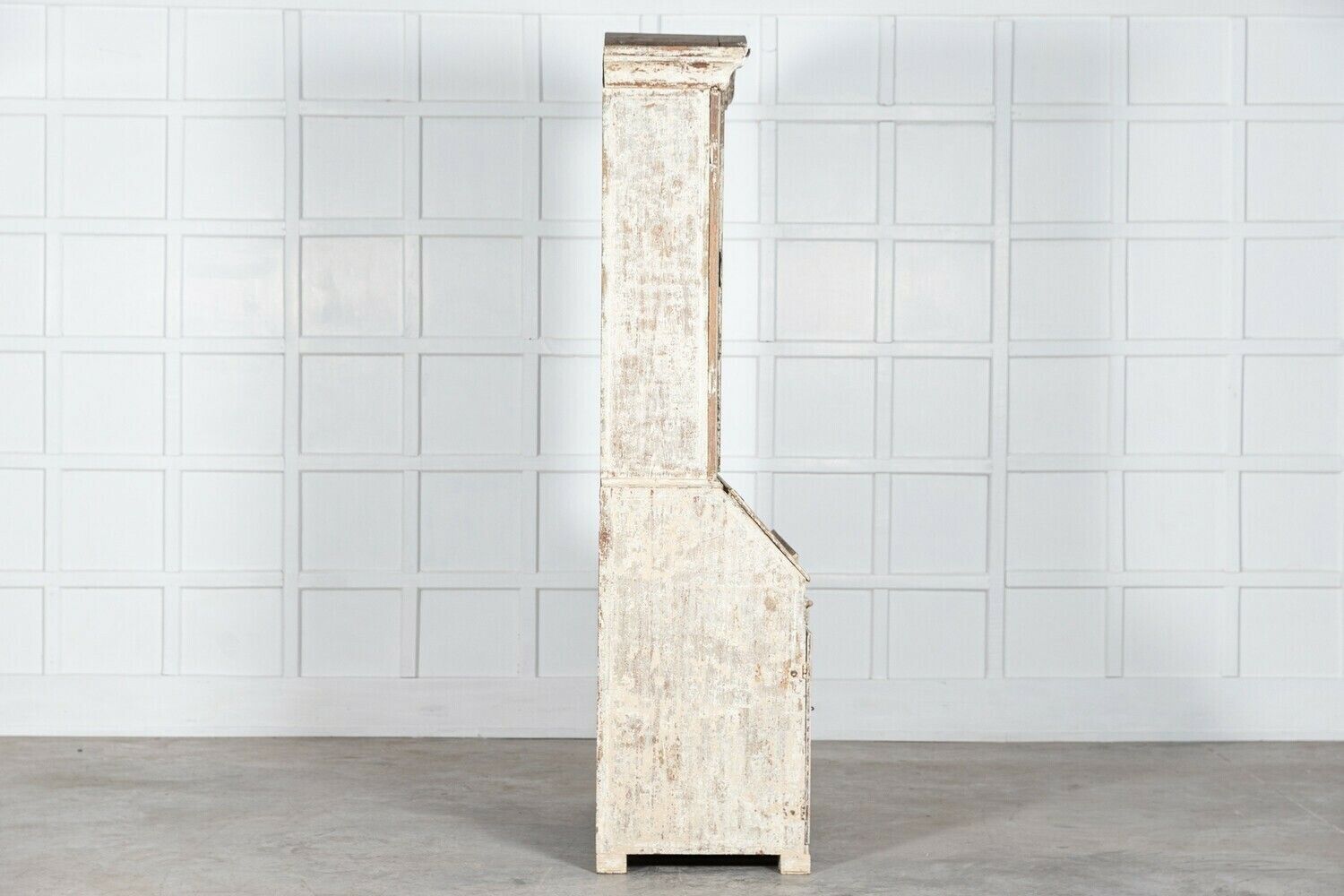 photo vintage Large Swedish Gustavian Dry Scraped Bureau