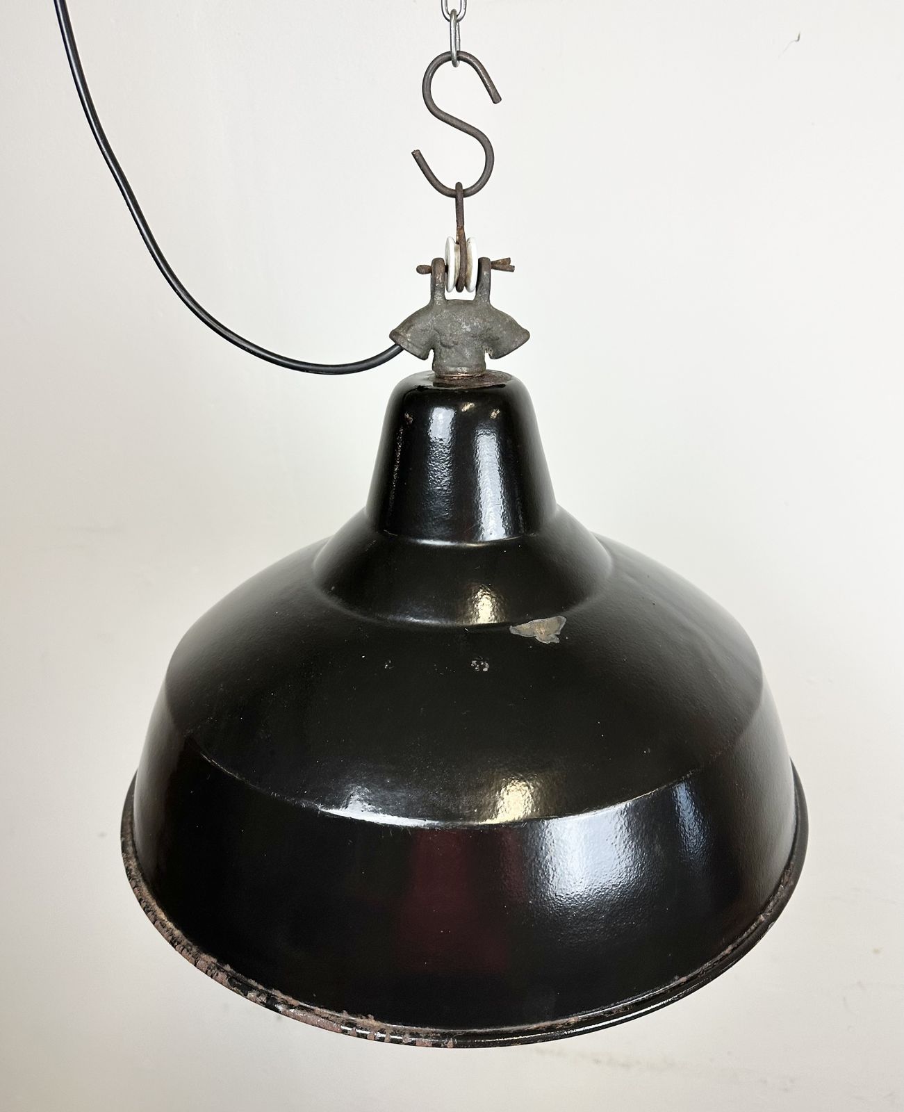 photo vinterior Industrial Black Enamel Factory Lamp With Cast Iron Top, 1950s