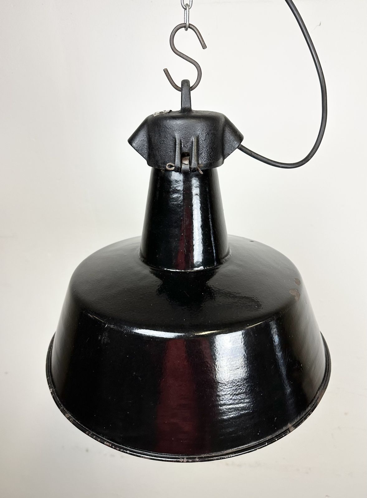 photo vinterior Industrial Black Enamel Factory Lamp With Cast Iron Top, 1960s