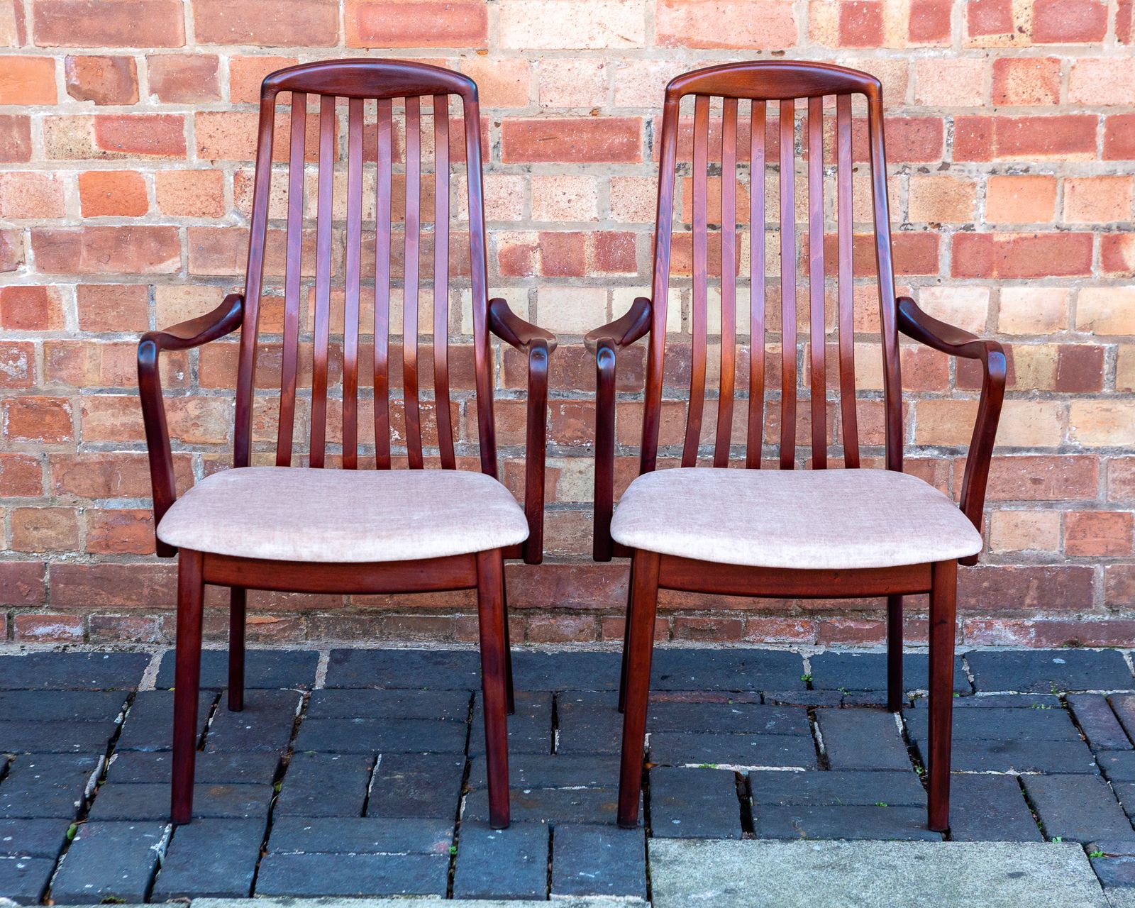 photo vintage Rosewood Danish Carver Chairs Pair By Preben Schou High Back Mid Century Scandinavian Dining Chairs Mcm Scandi Japandi Danish Dining Chairs 1970s