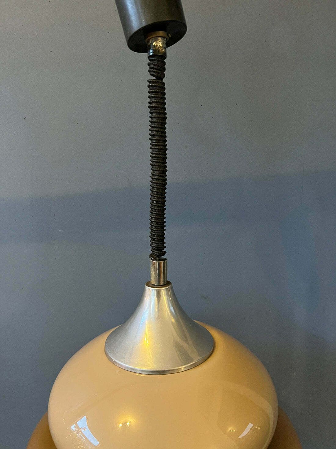 Mid Century Space Age Hanglamp — Vintage Beige Armatuur photo vintage