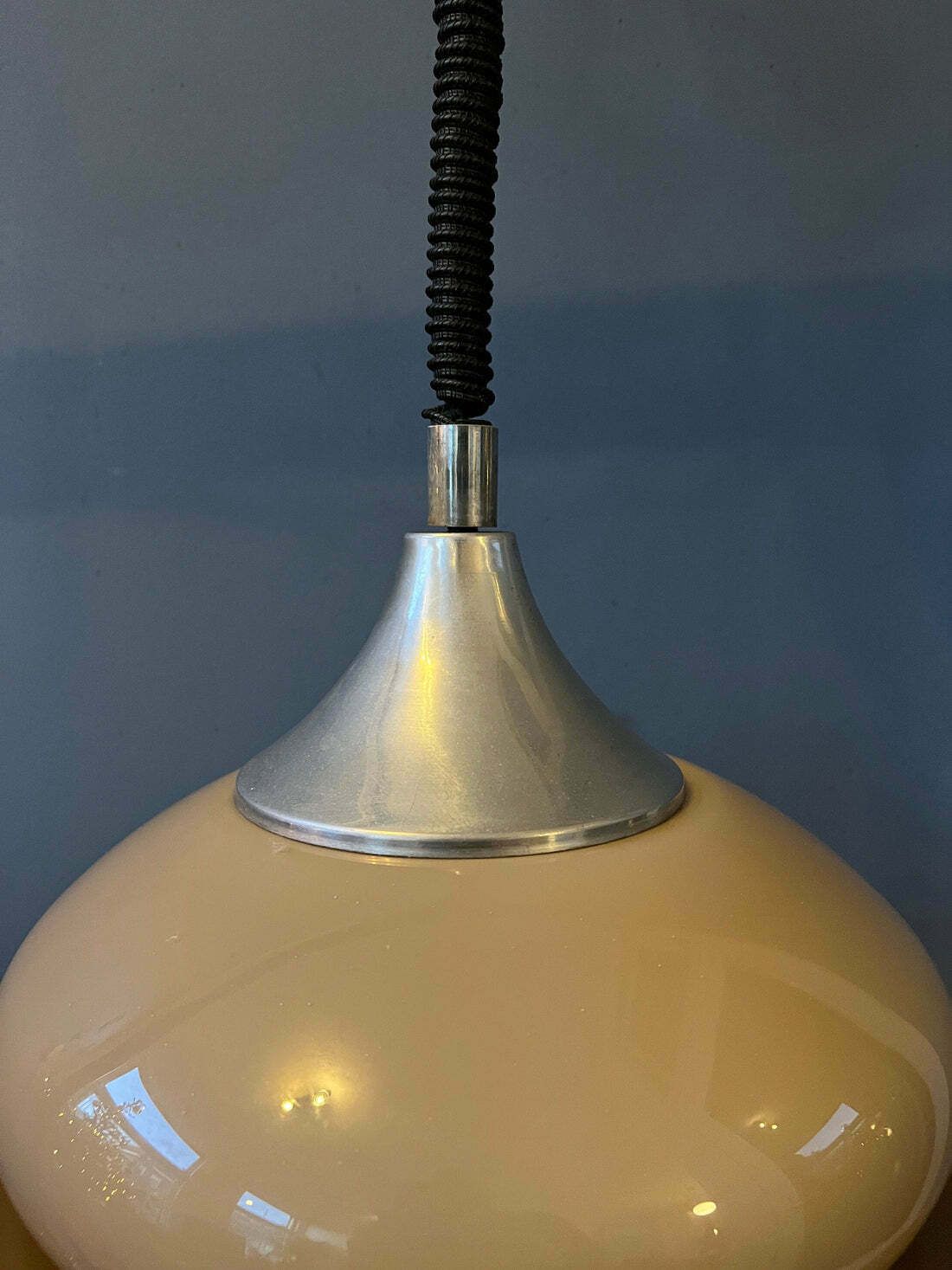 photo furniture Mid Century Space Age Hanglamp — Vintage Beige Armatuur