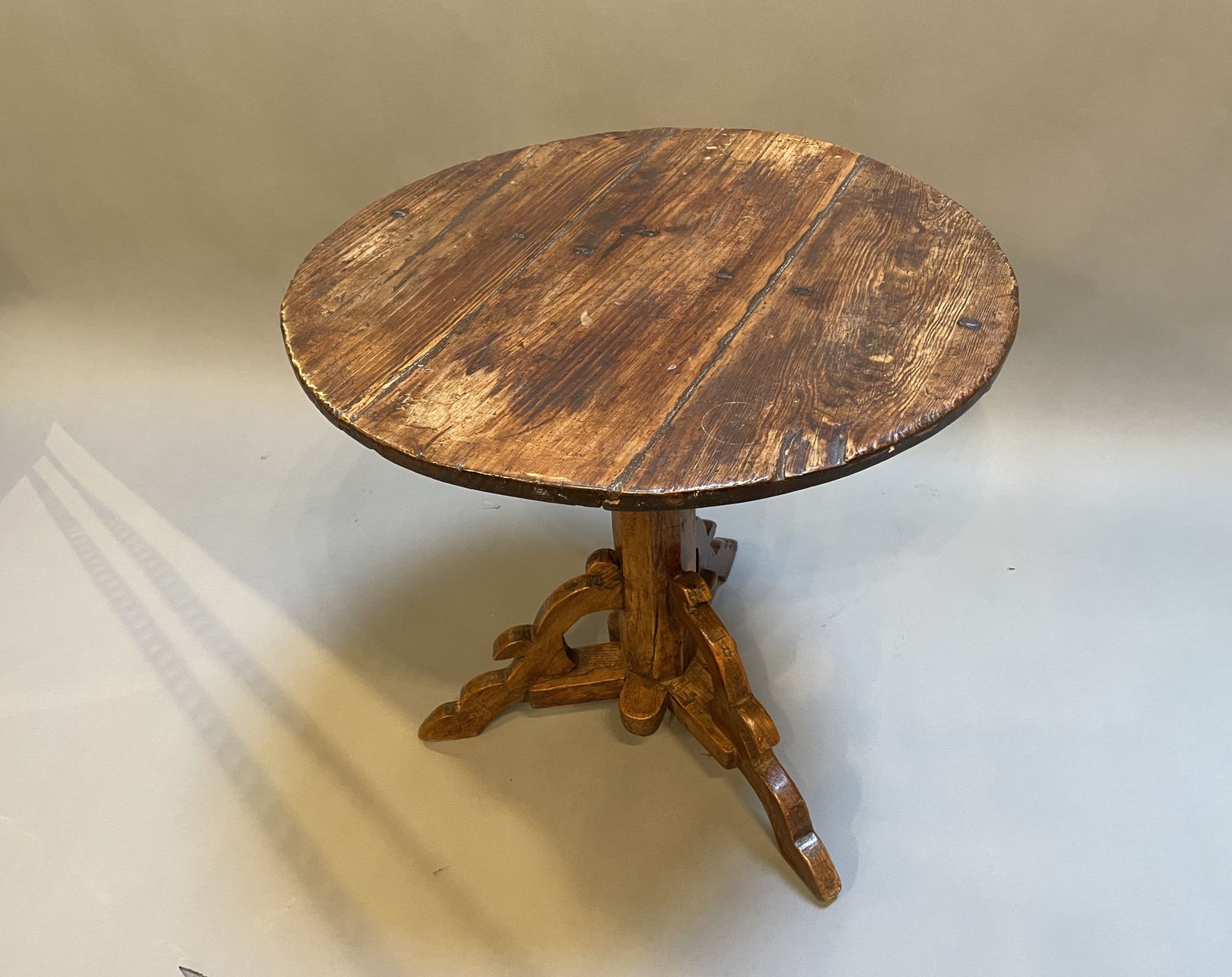 photo furniture C18th Rustic Pine Pedestle Table