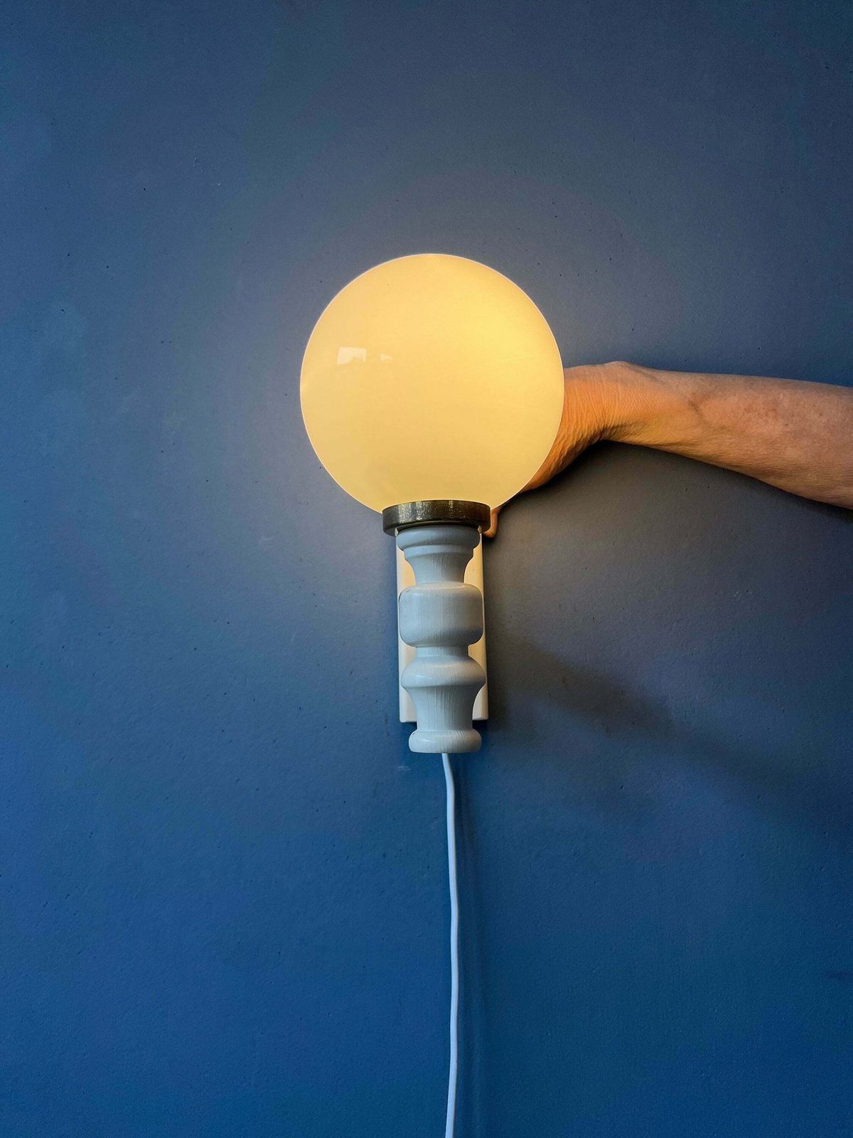 Vintage Opaline Glazen Wandlamp / Witte Space Age Wandlamp photo furniture
