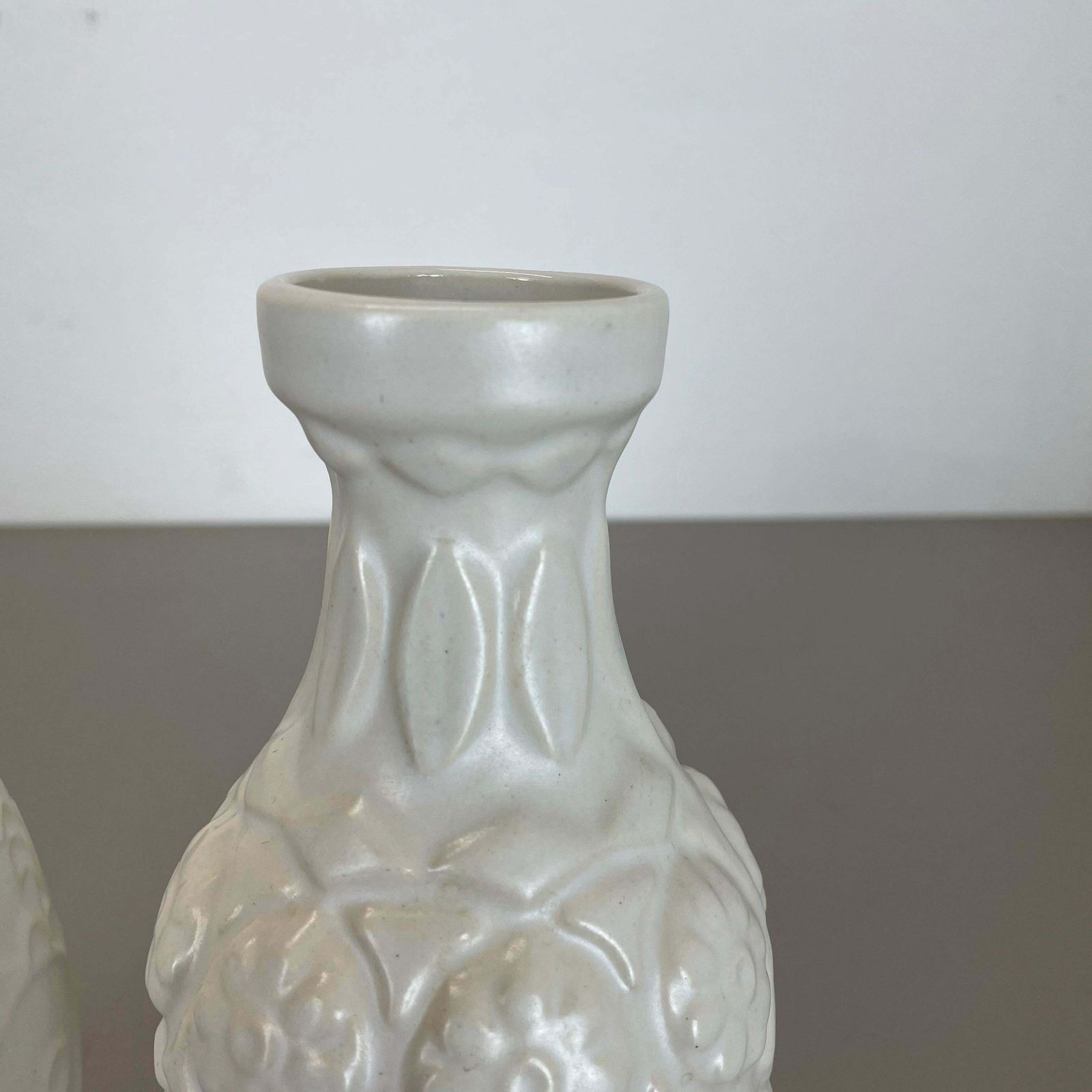 photo vinterior Set Of 2 White Floral Fat Lava Op Art Pottery Vase Made Bay Ceramics, Germany