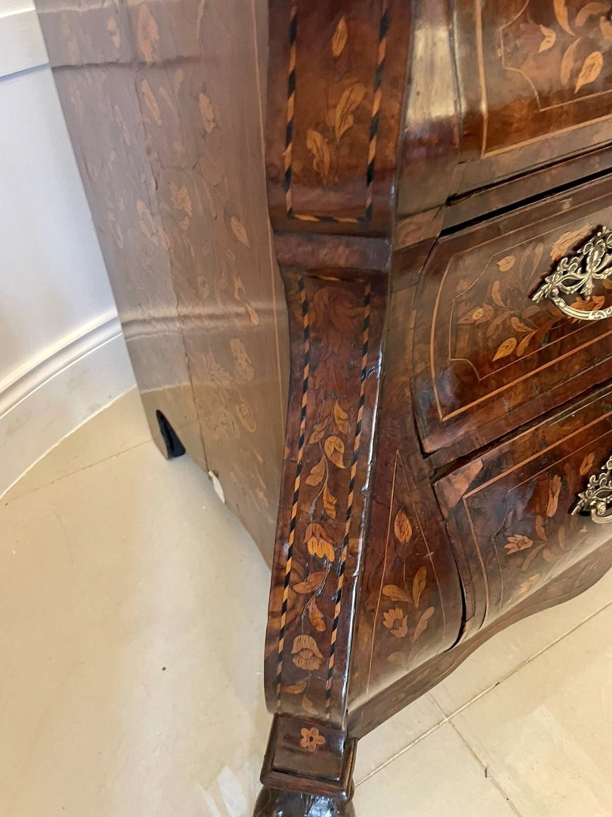 photo furniture Antique 18th Century Quality Burr Walnut Floral Marquetry Inlaid Bombe Shaped Bureau