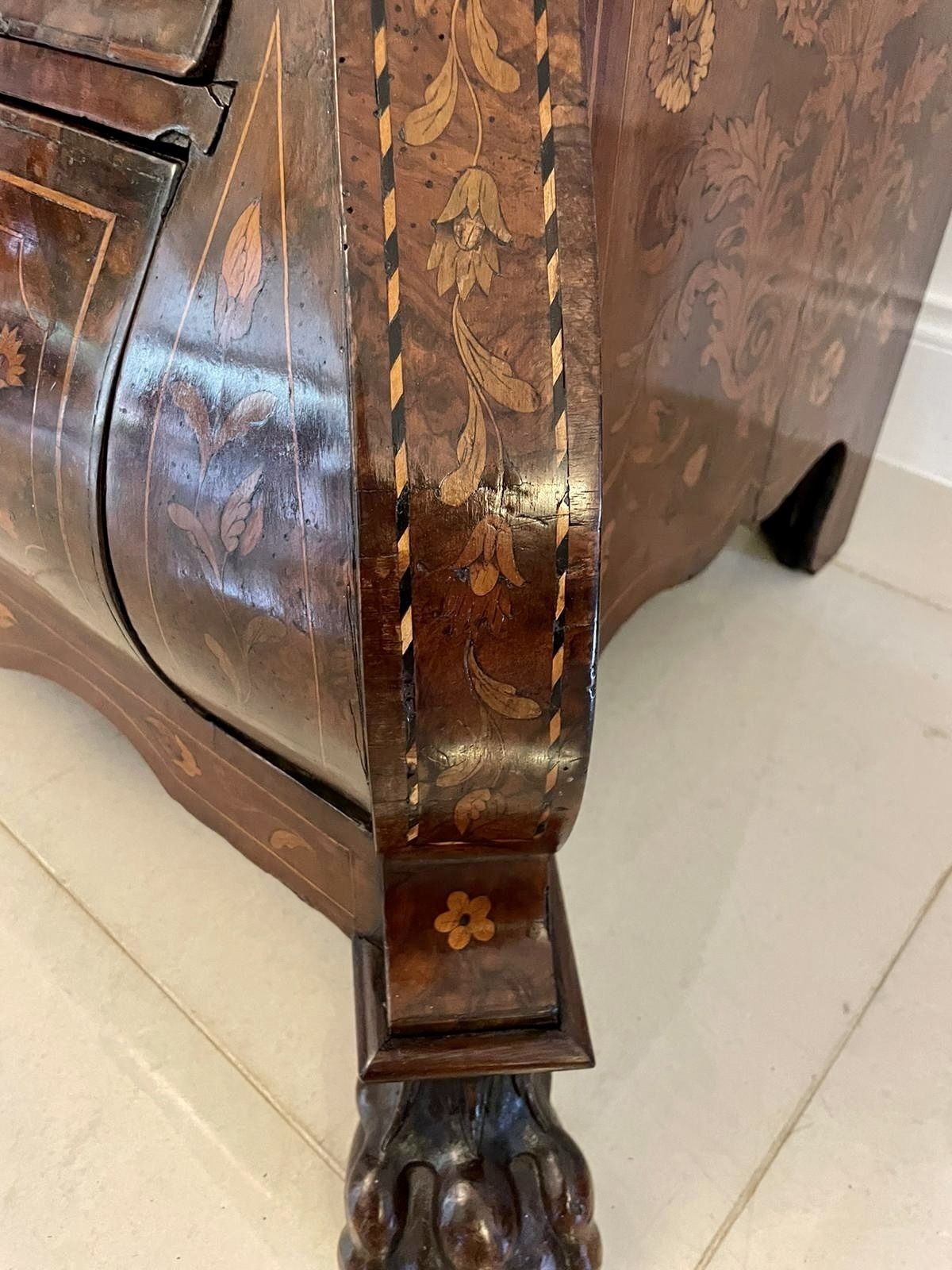 photo vintage Antique 18th Century Quality Burr Walnut Floral Marquetry Inlaid Bombe Shaped Bureau