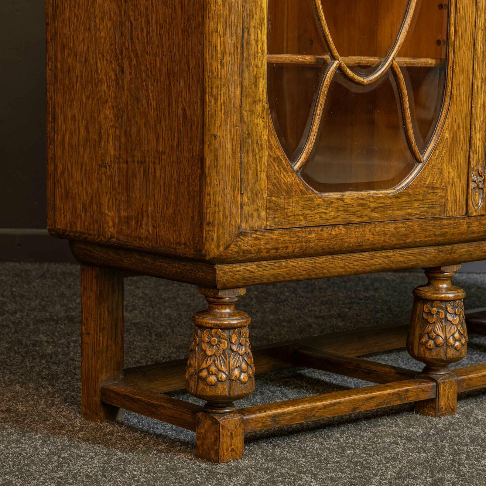 photo vintage Early 20th Century Carved Oak Bookcase