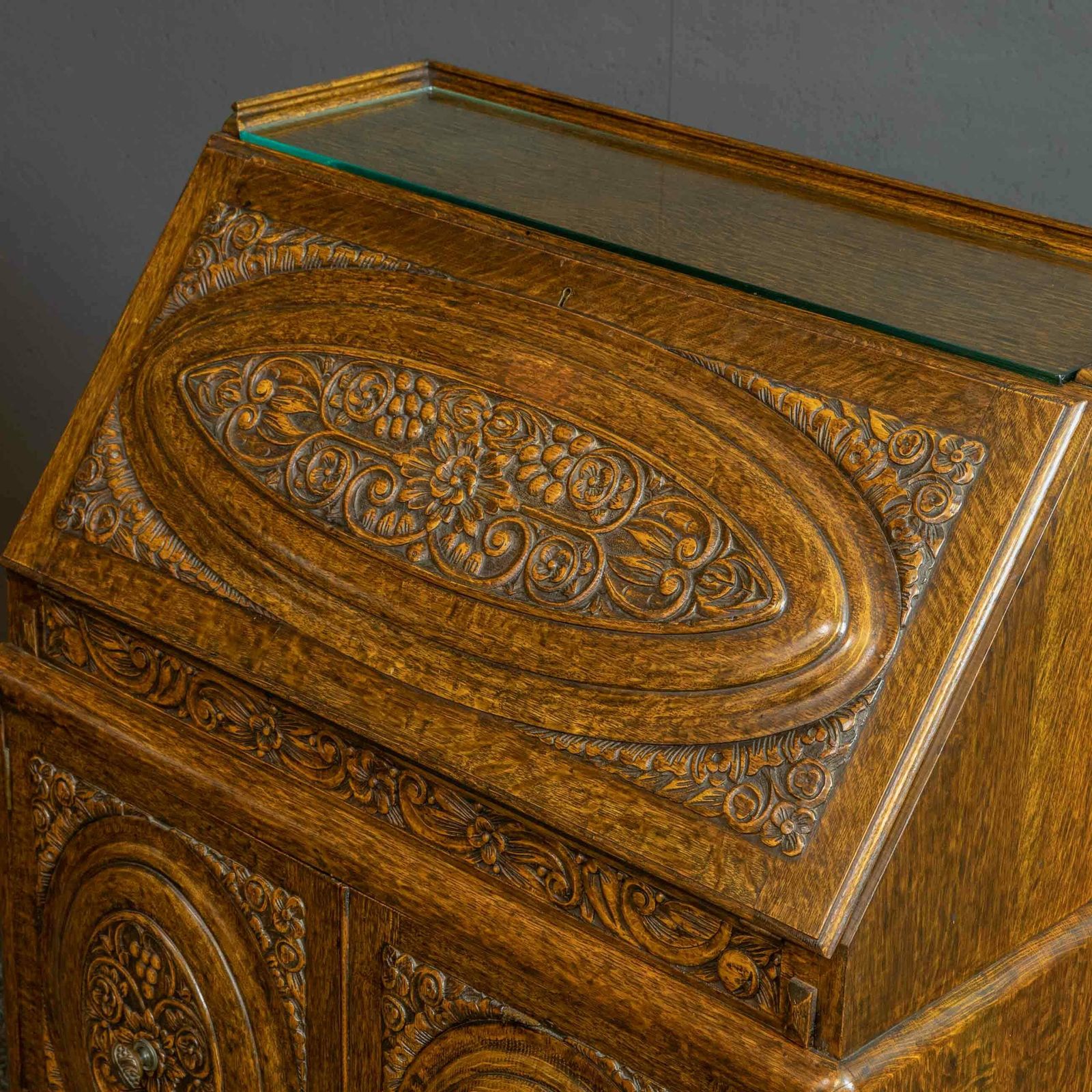 Early 20th Century Carved Oak Bureau photo vinterior