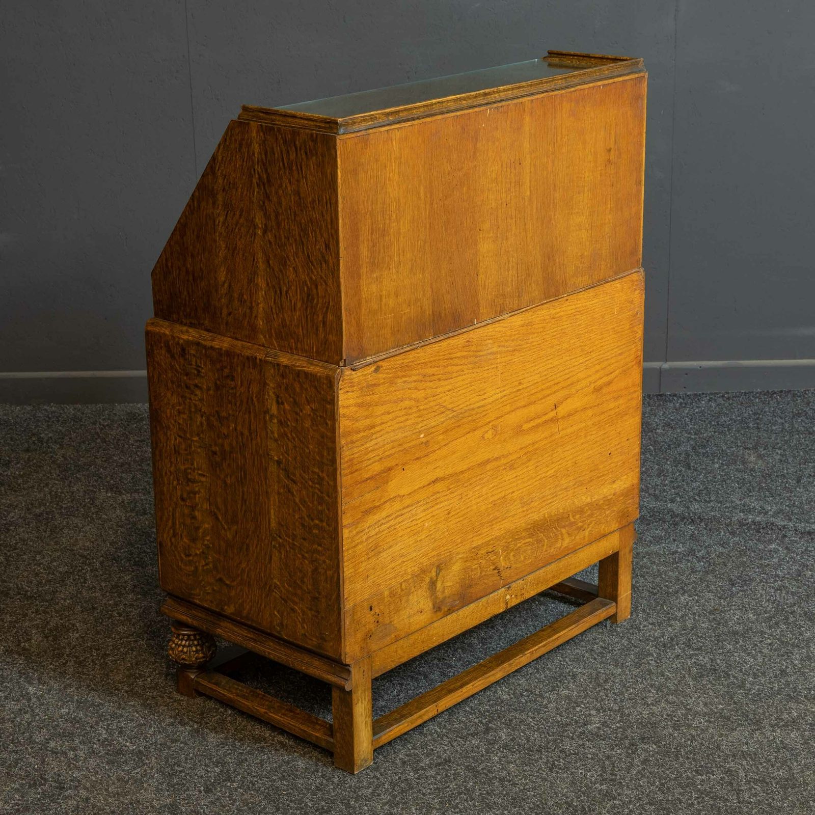 photo vinterior Early 20th Century Carved Oak Bureau