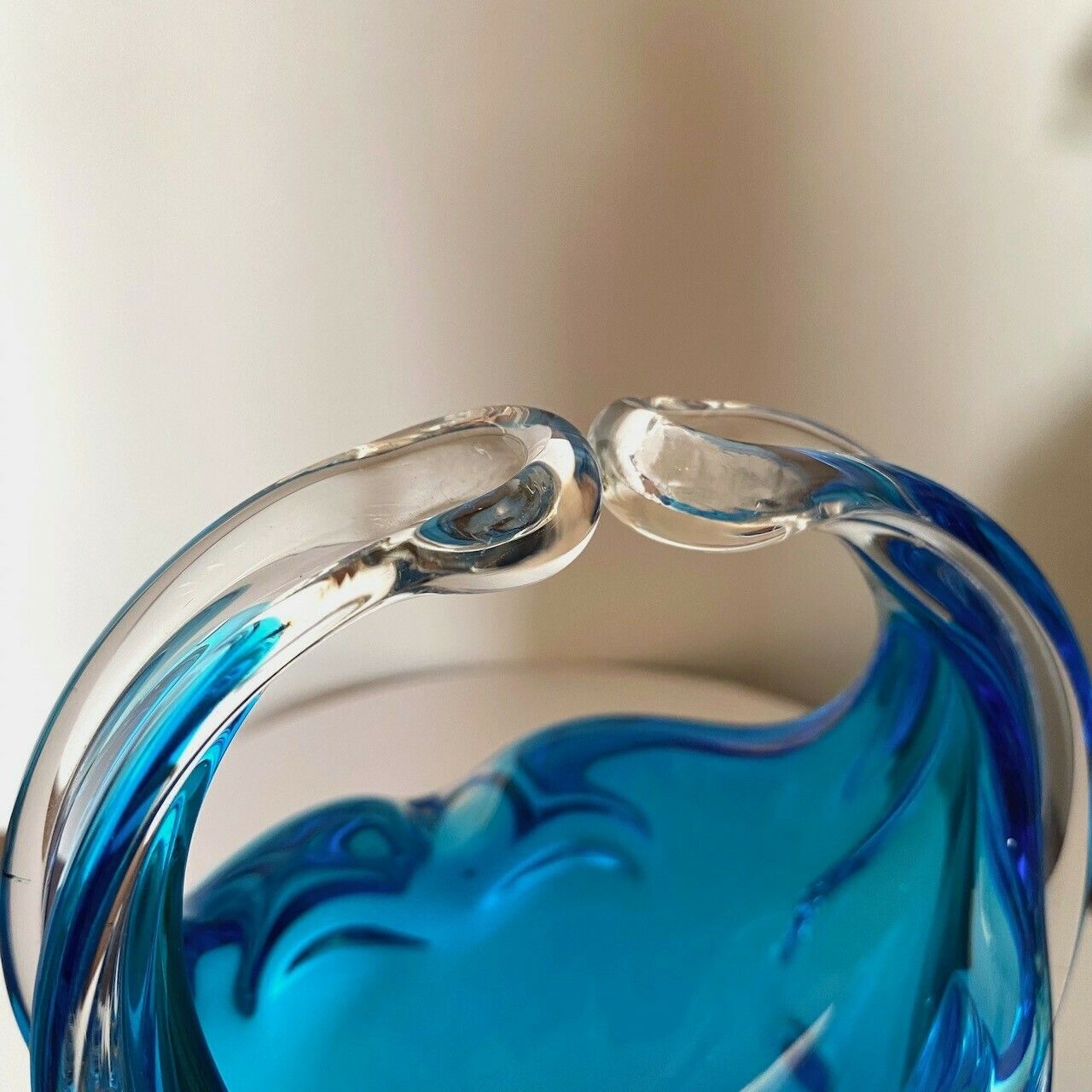 Helder En Blauw Murano Schaal photo vinterior