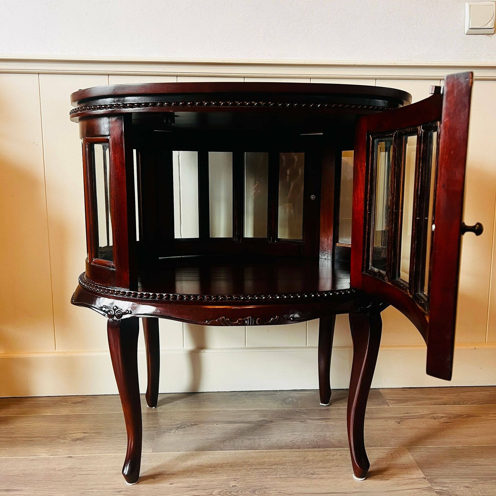 Vintage Handgesneden Houten Kast Met Ovaal Dienblad – Mahonie – Vitrinekast, Ronde Tafel, Theetafel photo furniture