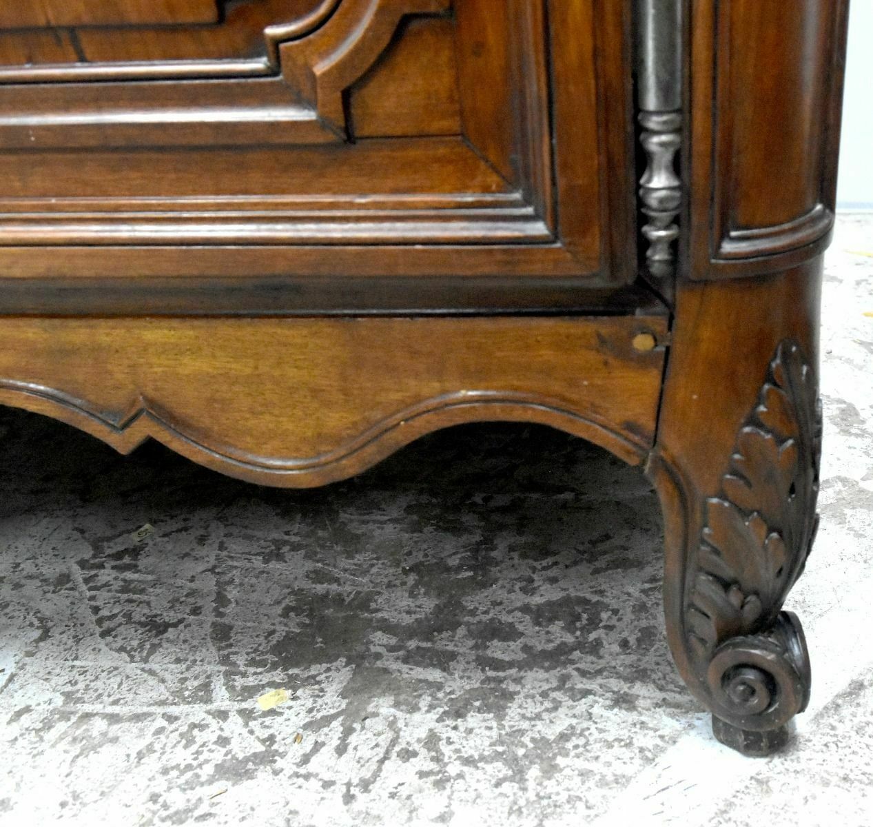 photo vintage Bordelaise Castle Wardrobe In Solid Mahogany, 18th Century