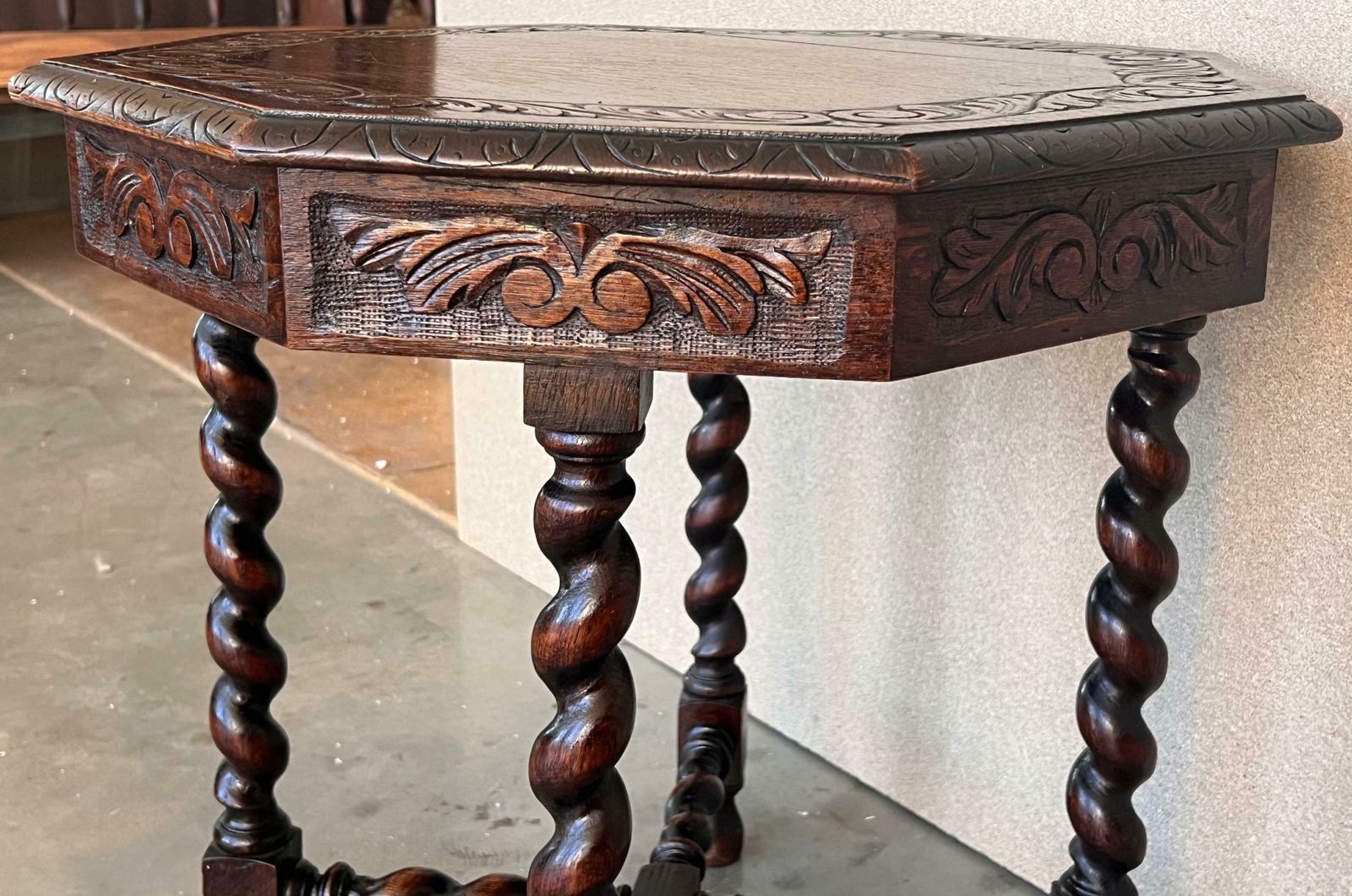 photo for sale Table d'appoint ou de milieu hexagonale d'époque en noyer, à six pieds sculptés