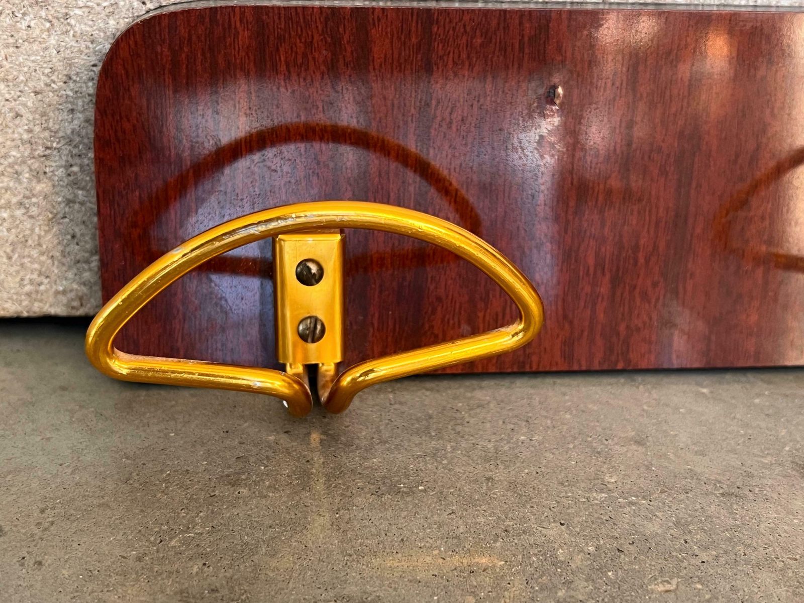 Porte-manteau mural italien Mid-Century Modern en bois et laiton, années 1960 photo vinterior