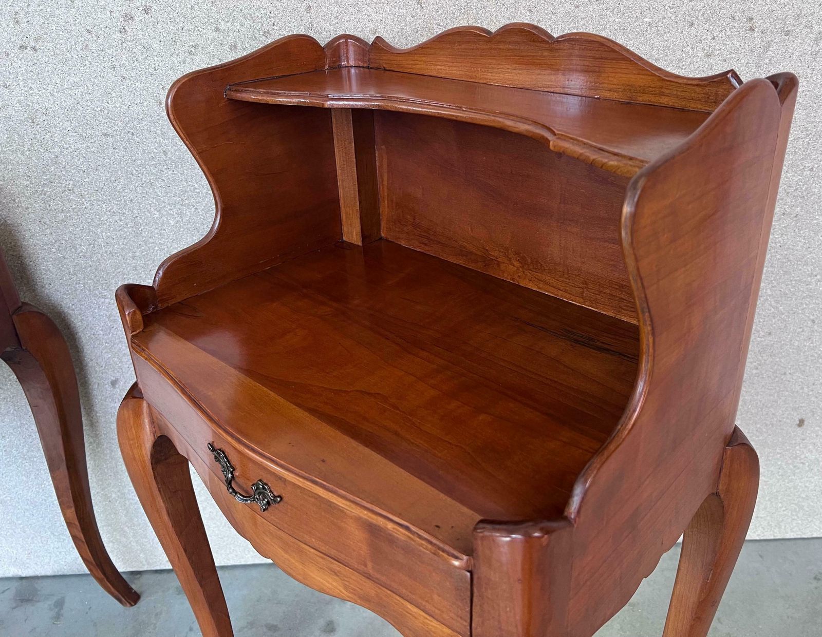 Mobilier Paire de tables de chevet françaises du XXe siècle, avec tiroir et étagère ouverte photo