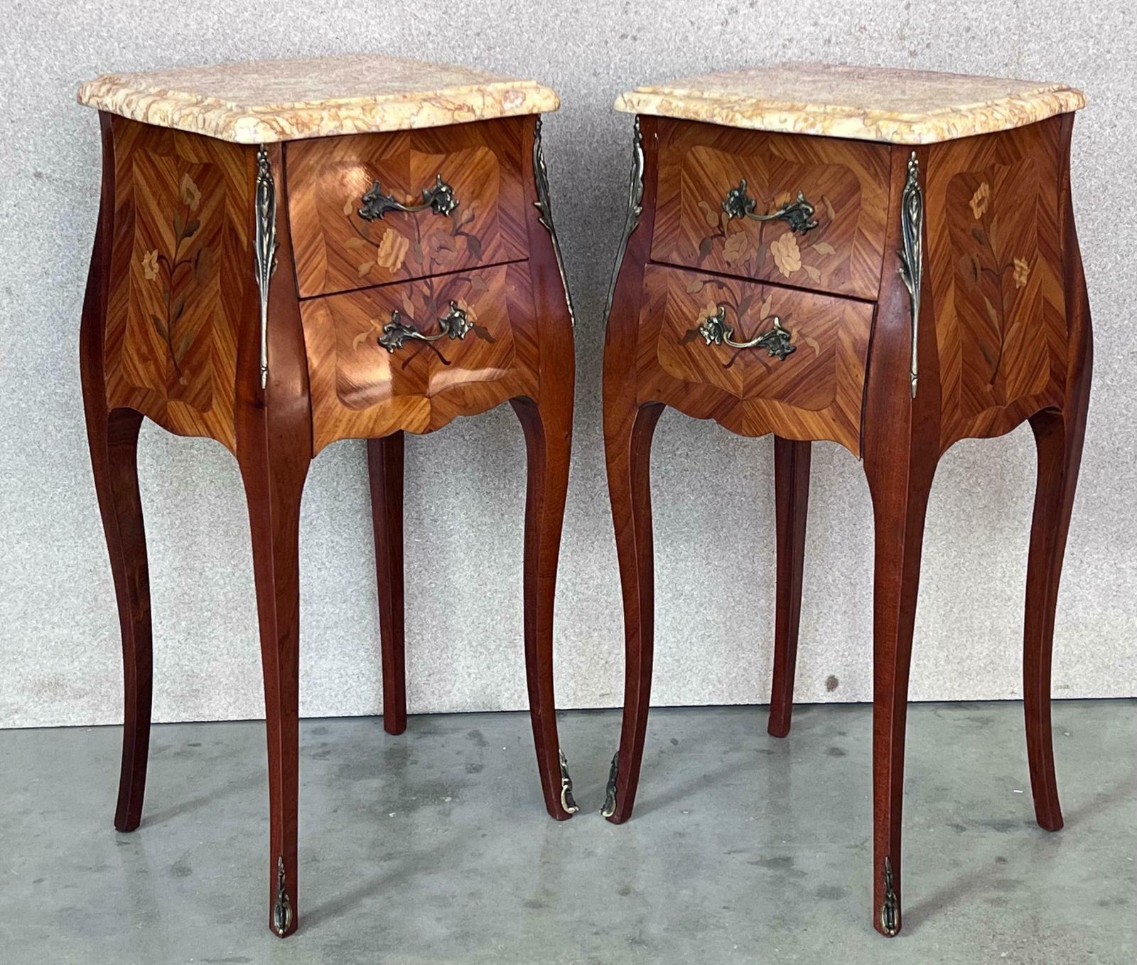 Tables de nuit Louis XV d'époque en marqueterie, plateau en marbre, lot de 2 photo Mobilier