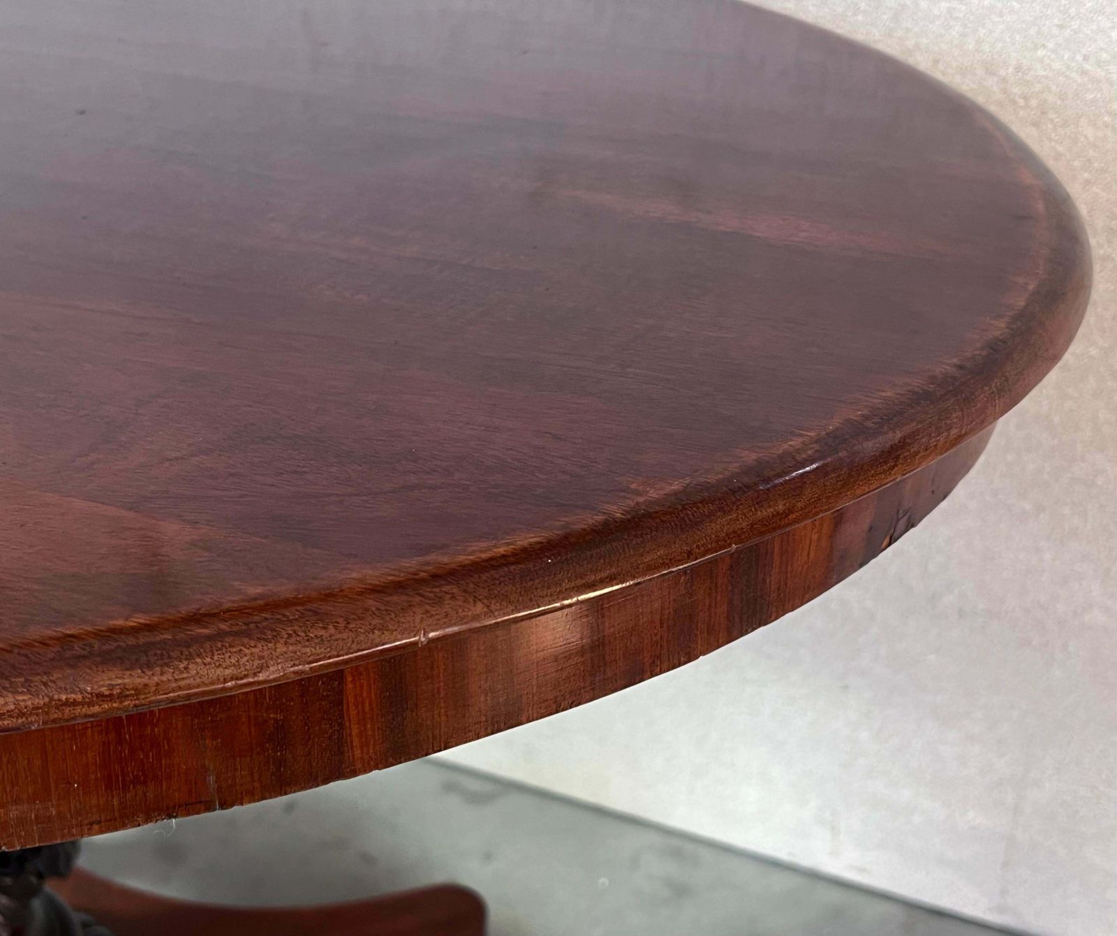 Table ovale en acajou, vers le XIXe siècle photo vinterior