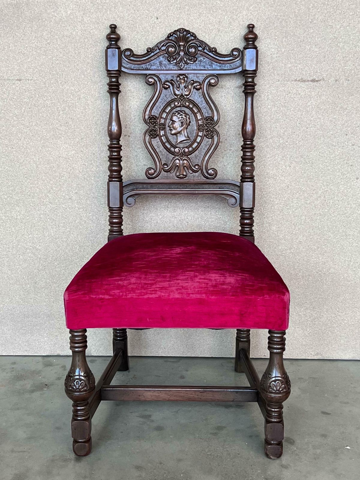 Ensemble de six chaises françaises en noyer sculpté, pieds tournés et assise en velours, XIXe siècle photo Mobilier