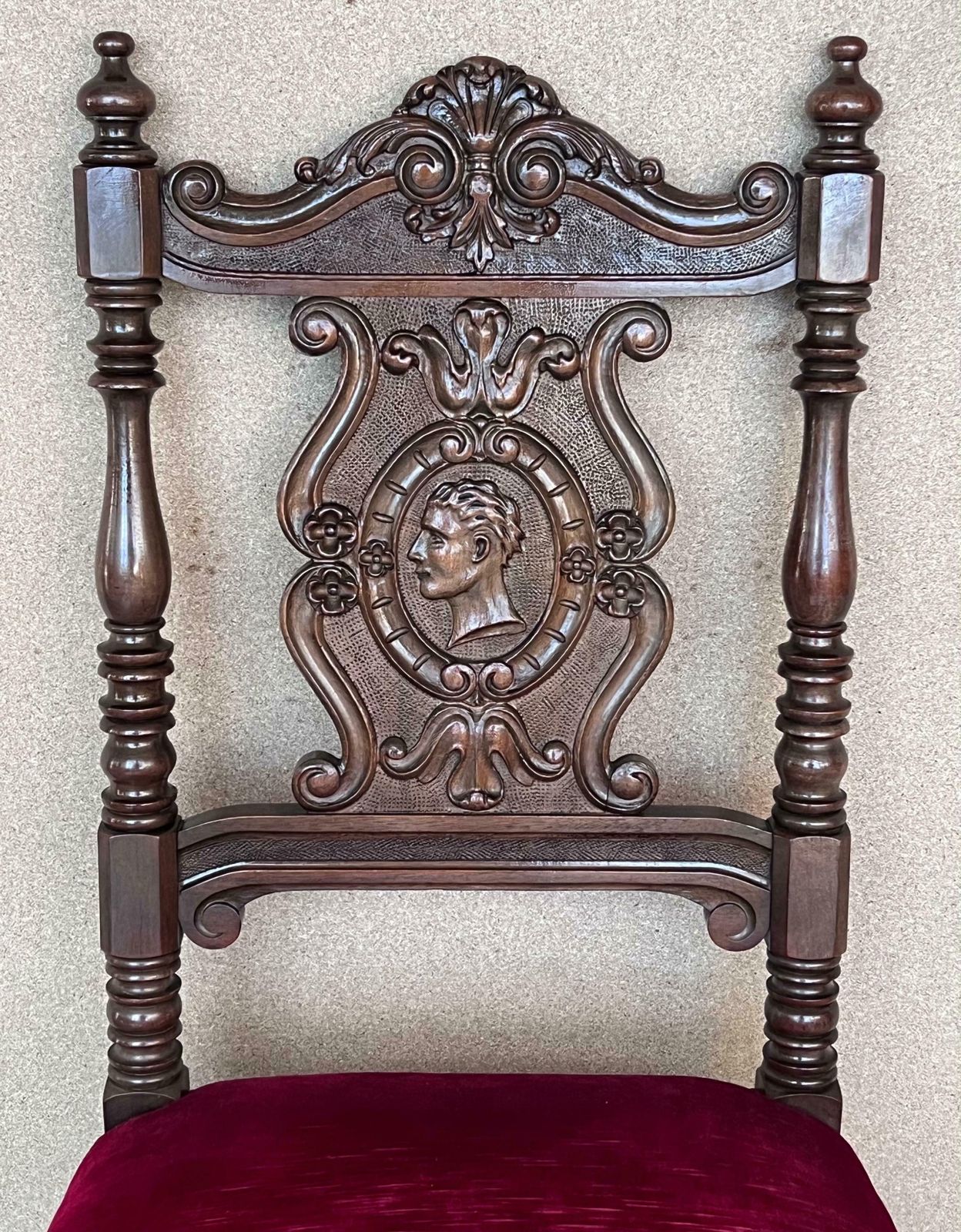 Ensemble de six chaises françaises en noyer sculpté, pieds tournés et assise en velours, XIXe siècle photo vinterior