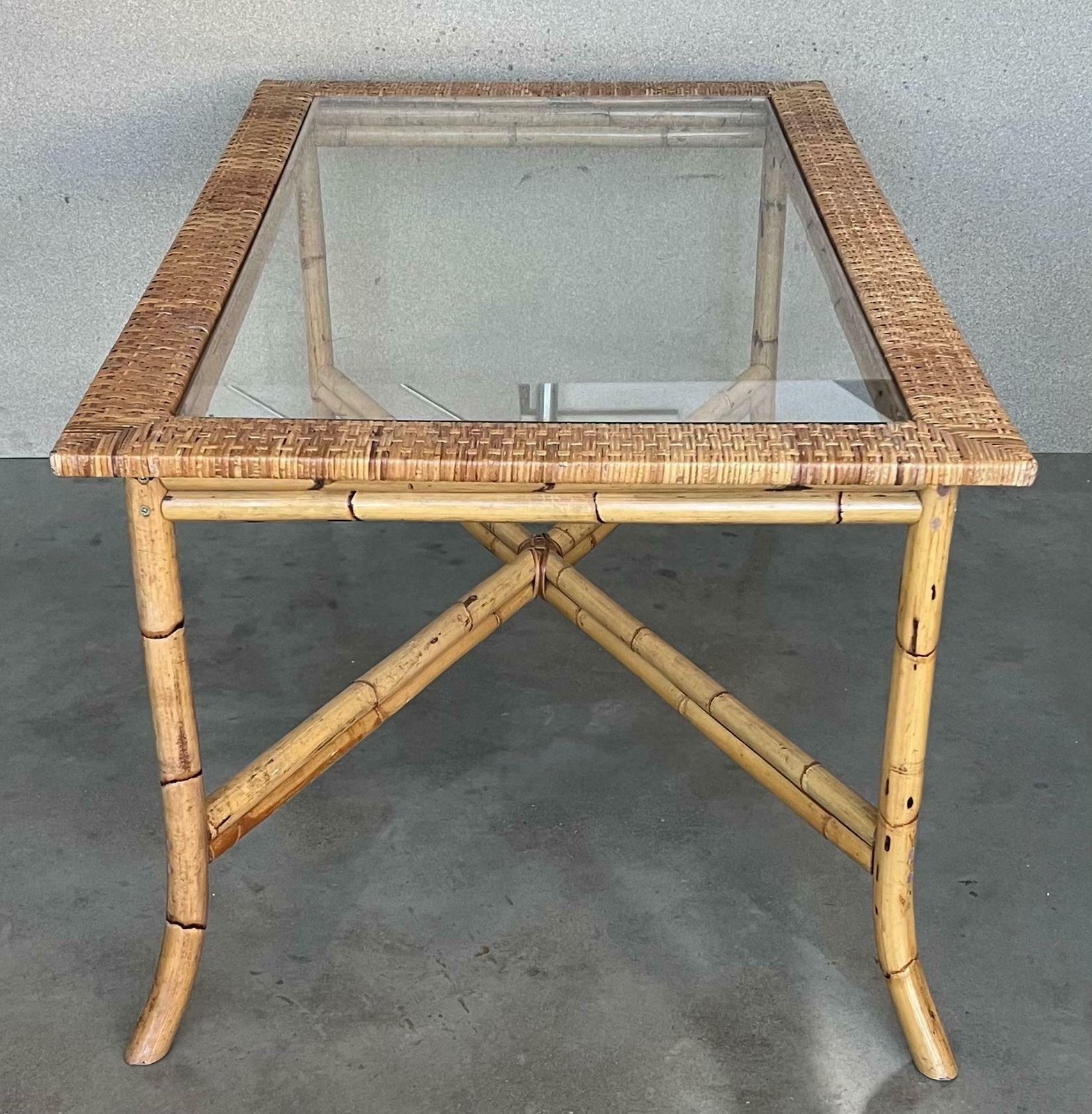 Table à manger espagnole en bambou, plateau en verre, années 1980 photo vinterior