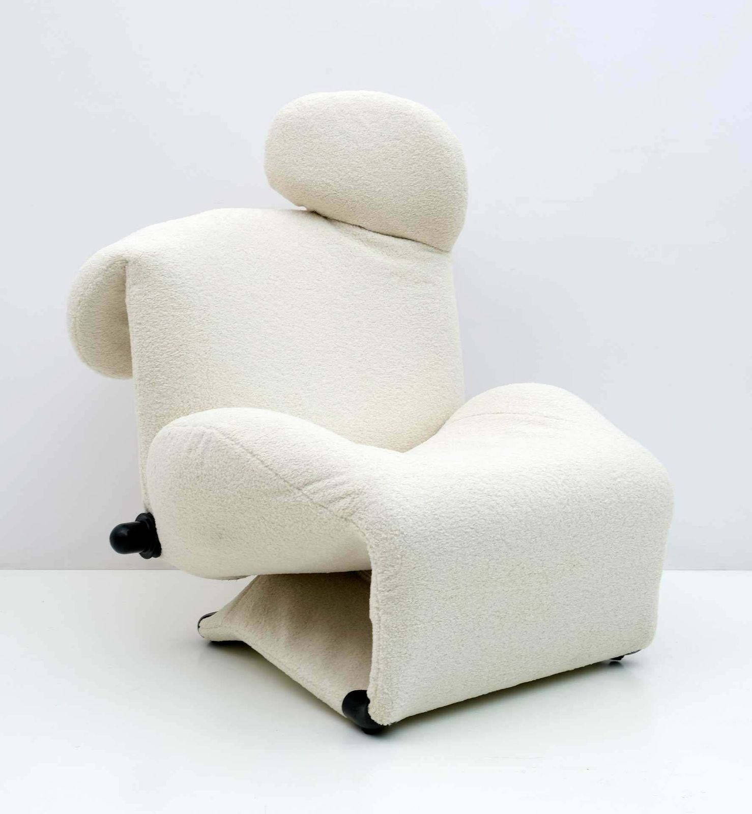 Bouclè Wink Lounge Chair By Toshiyuki Kita For Cassina, 1980s photo for sale