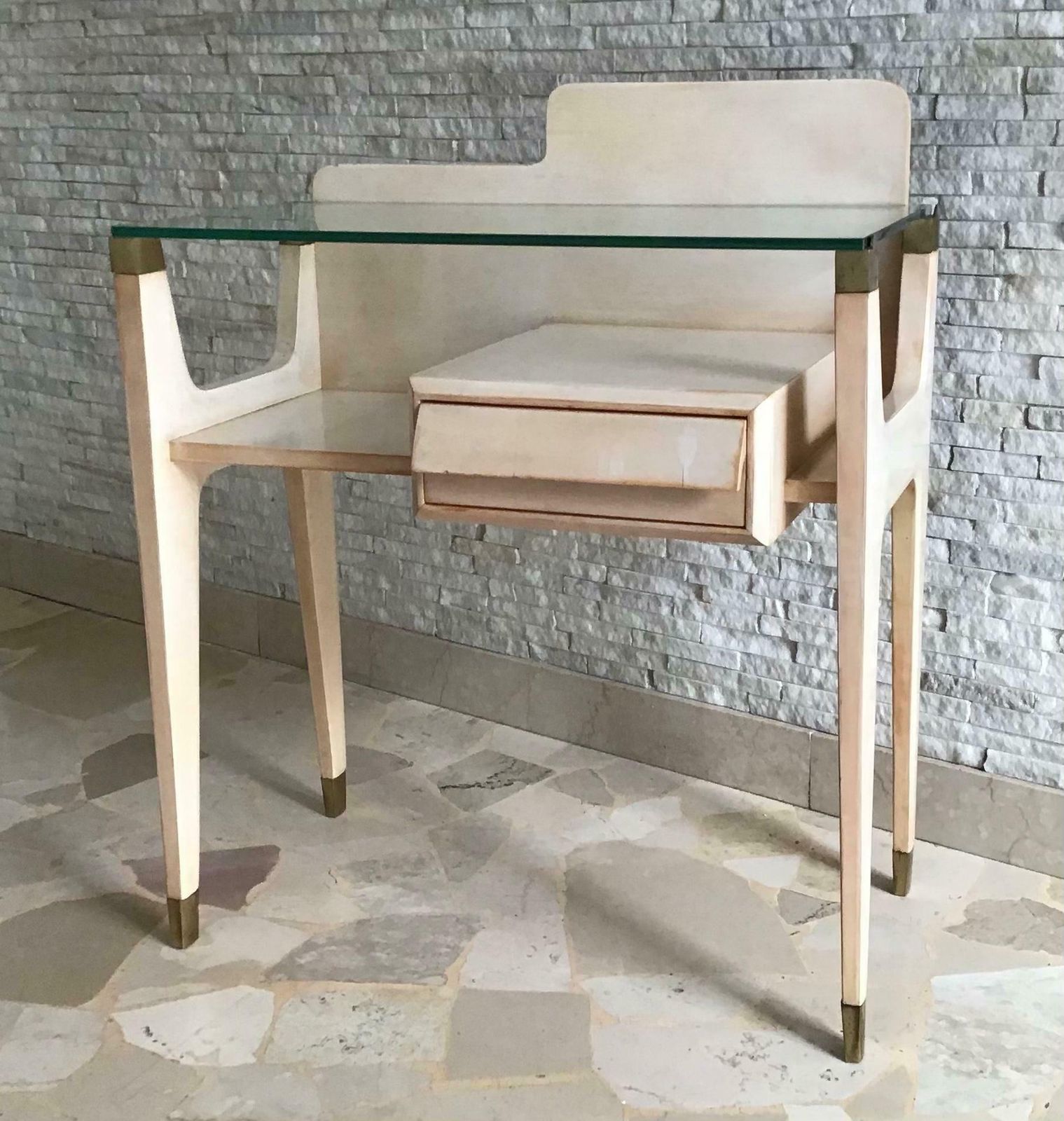 photo vintage Gio Ponti Stile Bedside Tables Brass Wood Glass 1950 Italy